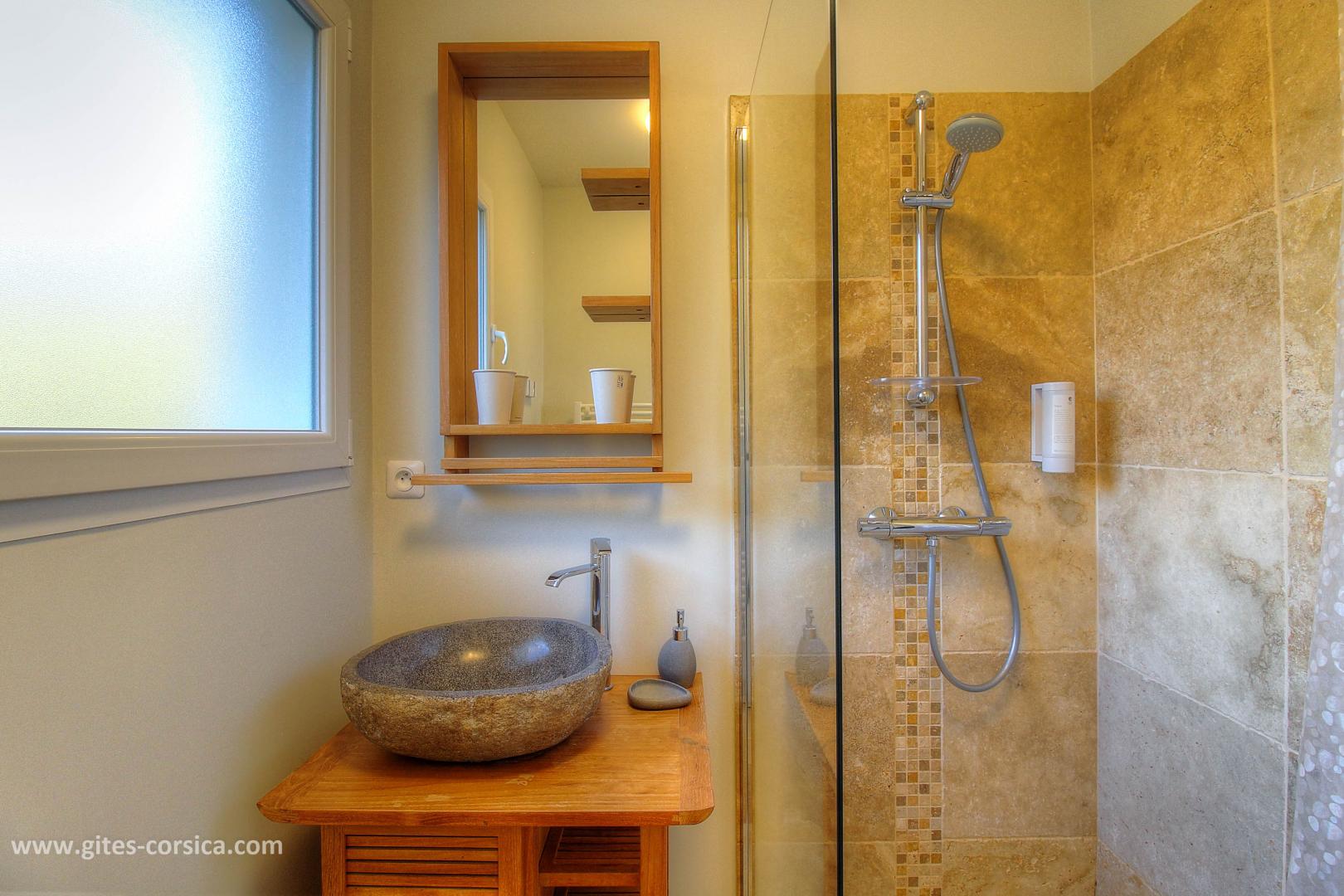 Chambre d'hôtes à Sainte-Lucie de Porto-Vecchio, le Sud Corse : la salle d'eau de la chambre Punta di l'Ortu photo 29