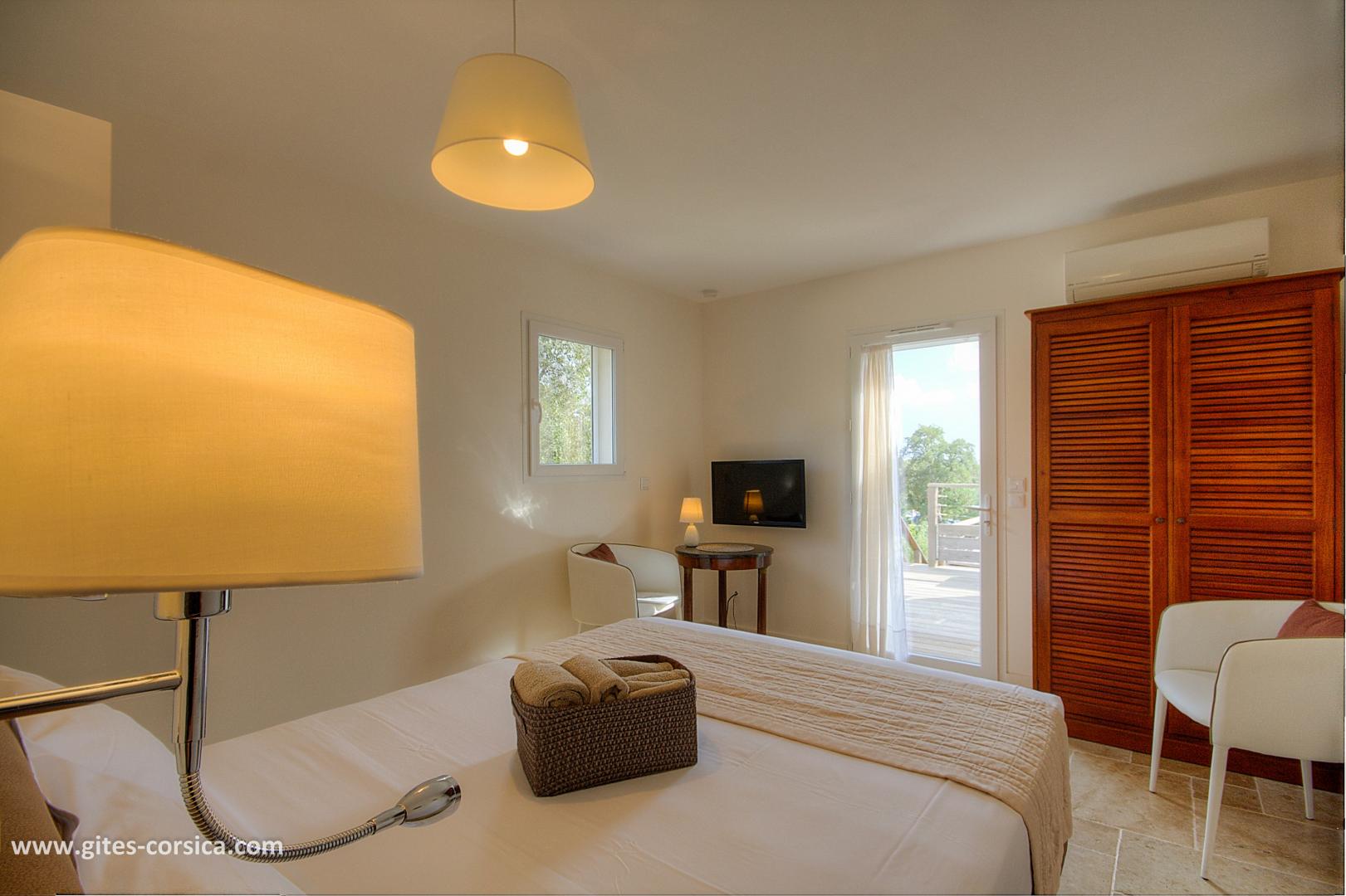 Chambre d'hôtes à Sainte-Lucie de Porto-Vecchio, le Sud Corse : la chambre Bonaparte photo 7