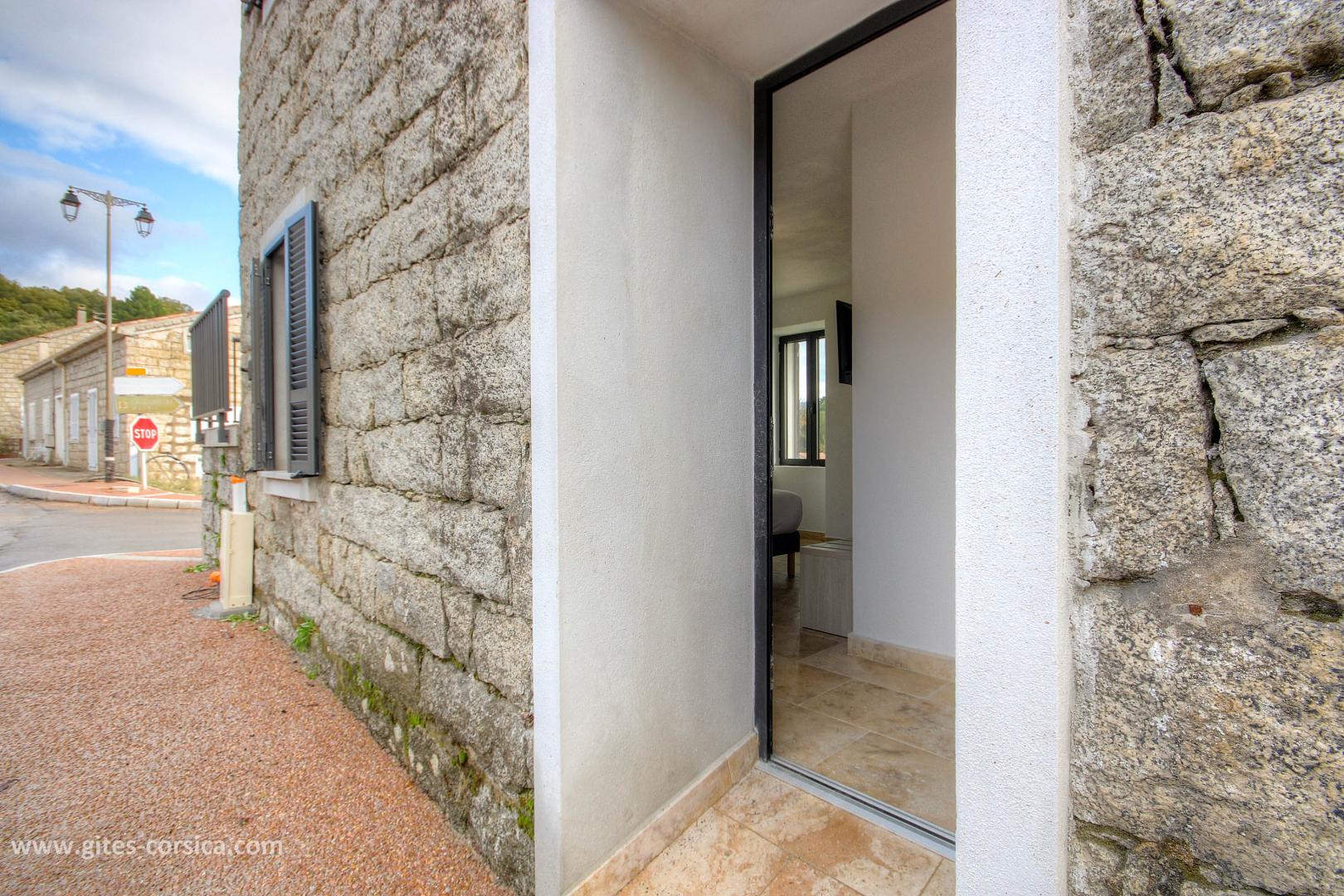 Chambre d'hôtes, San Gavino di Carbini, le sud Corse, labellisée Gîtes de France Corse : l'accès à la chambre 1, au RDC sur rue photo 9