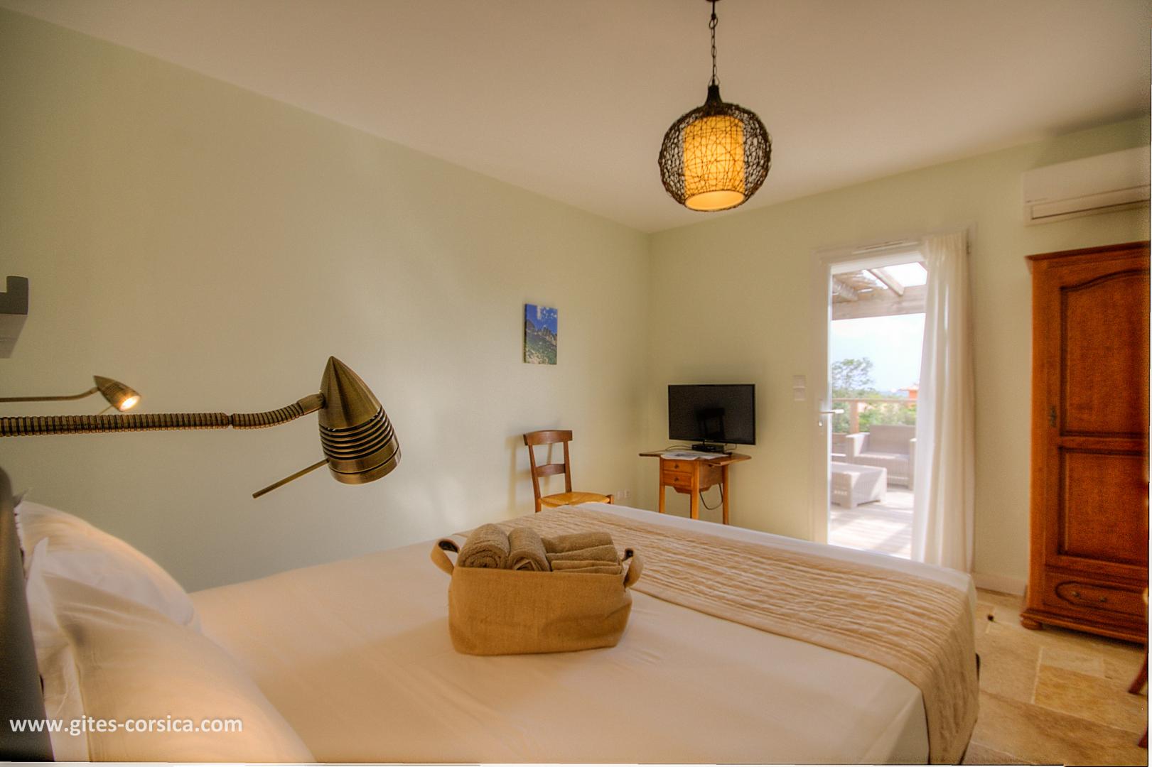 Chambre d'hôtes à Sainte-Lucie de Porto-Vecchio, le Sud Corse : la chambre Conca photo 18