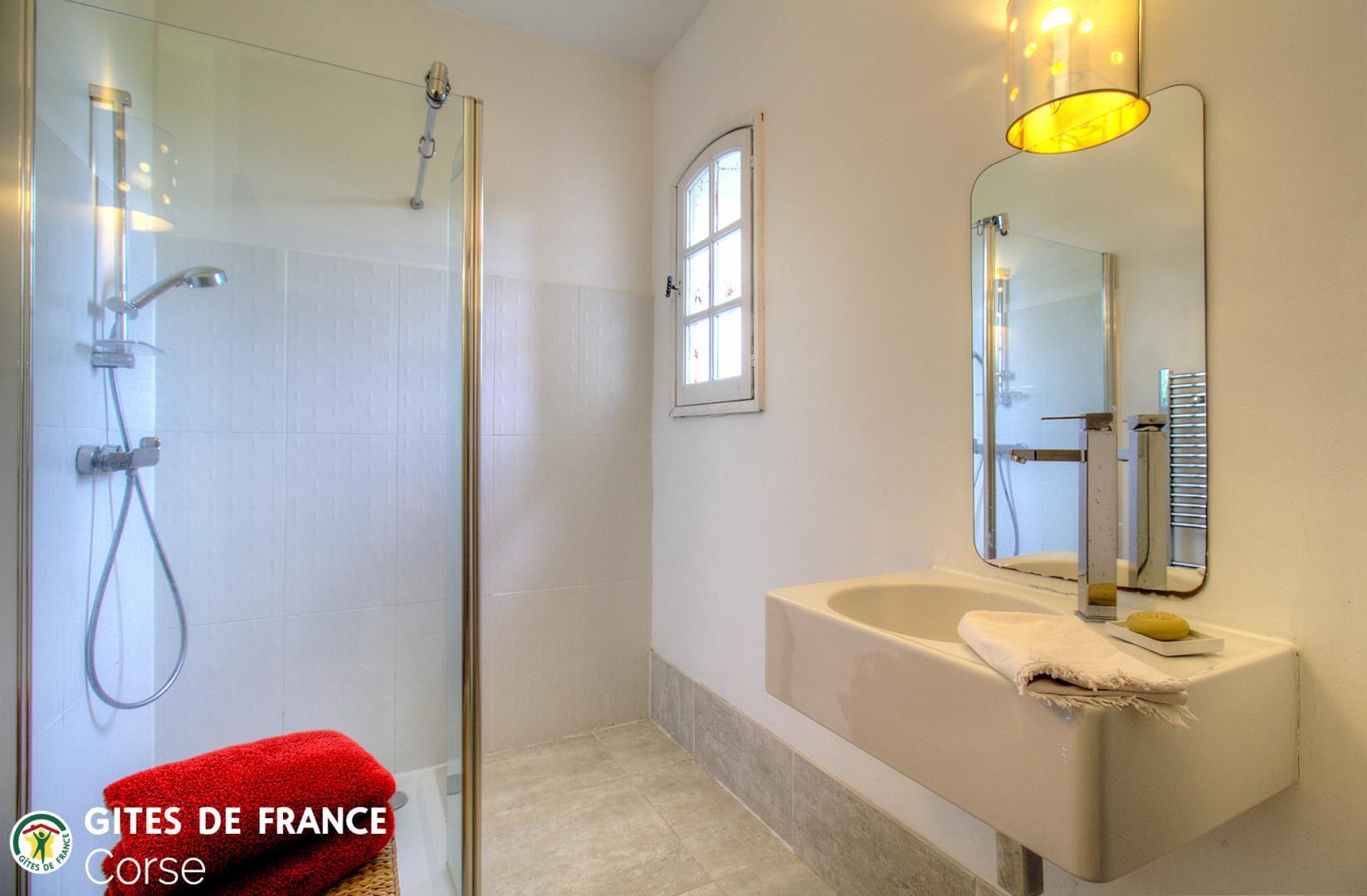 Maison d'hôtes à Brando, Grand Bastia, Haute-Corse, labellisée Gîtes de France Corse : la salle d'eau/wc de la chambre Elba photo 20