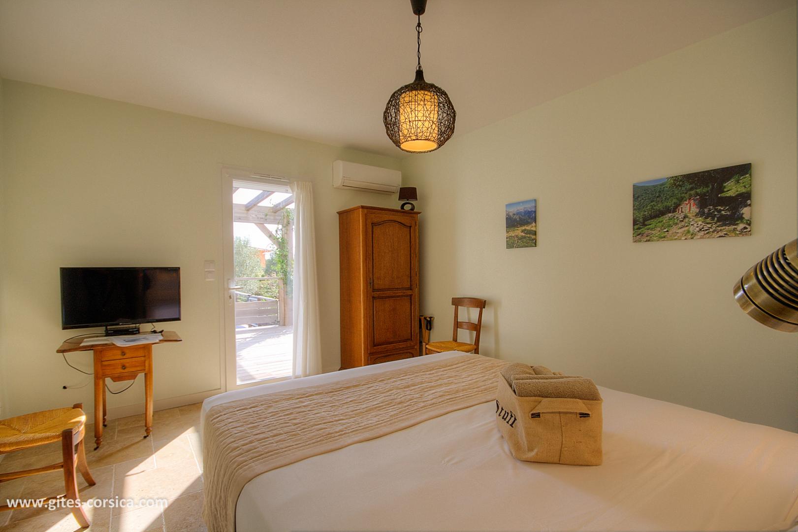 Chambre d'hôtes à Sainte-Lucie de Porto-Vecchio, le Sud Corse : la chambre Conca photo 19