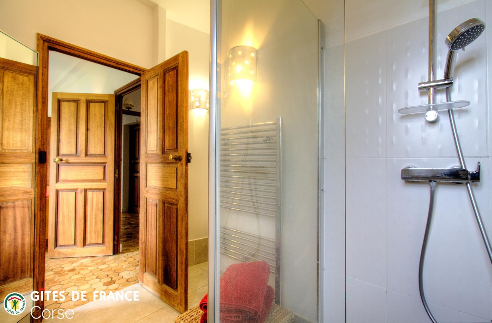 Maison d'hôtes à Brando, Grand Bastia, Haute-Corse, labellisée Gîtes de France Corse : la salle d'eau/wc de la chambre Elba photo 21