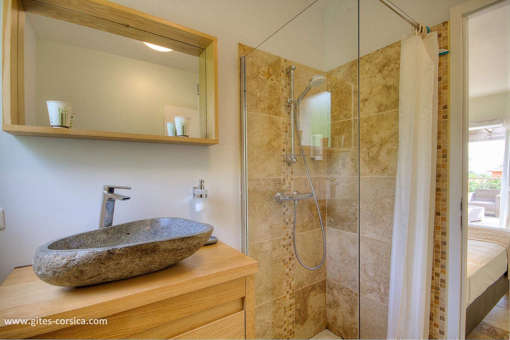 Chambre d'hôtes à Sainte-Lucie de Porto-Vecchio, le Sud Corse : la salle d'eau de la chambre Conca photo 20