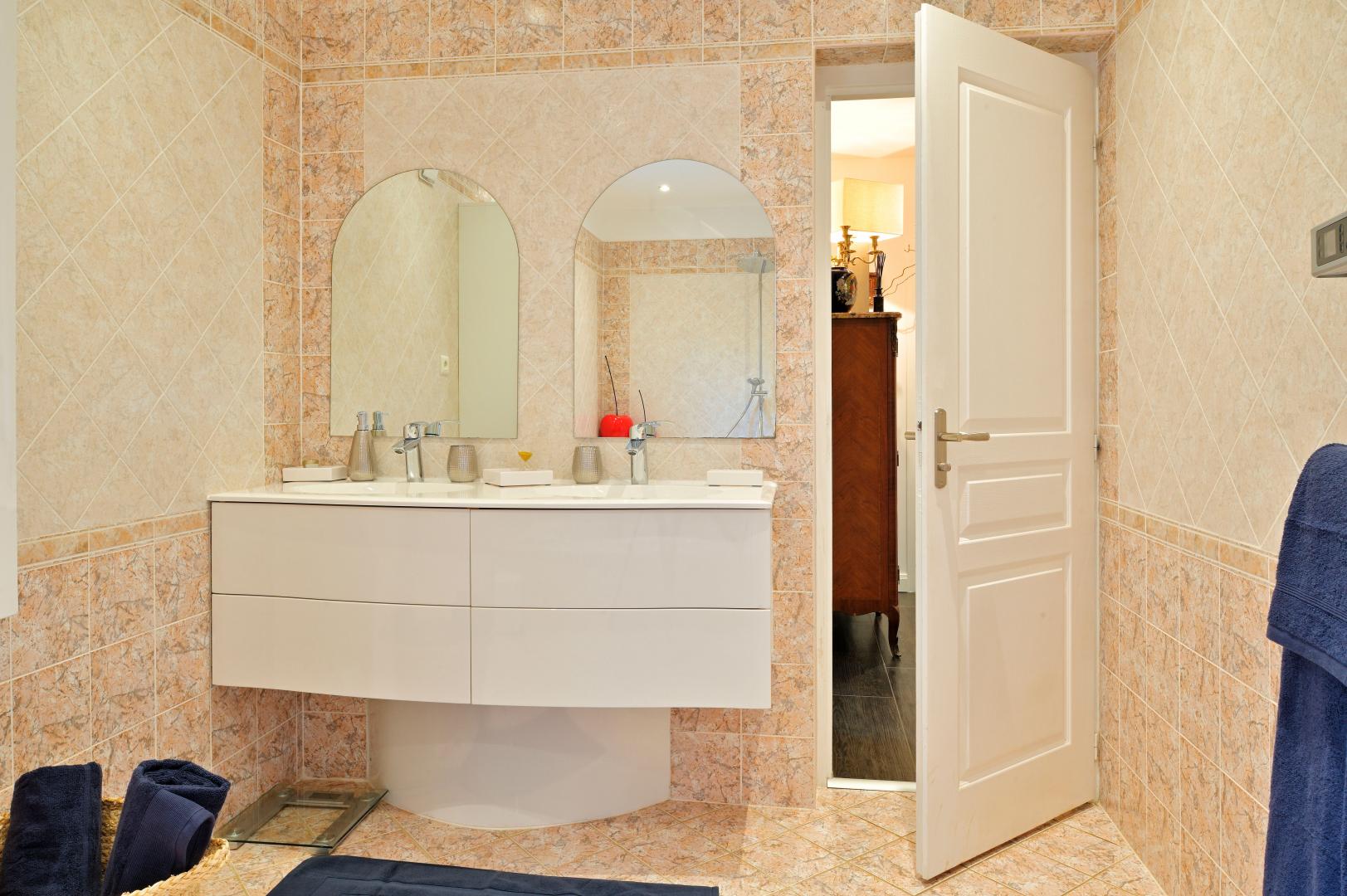 Chambre d'hôtes à Calcatoggio, la côte ouest, en Corse du Sud, labellisé Gîtes de France : la salle de bain photo 10
