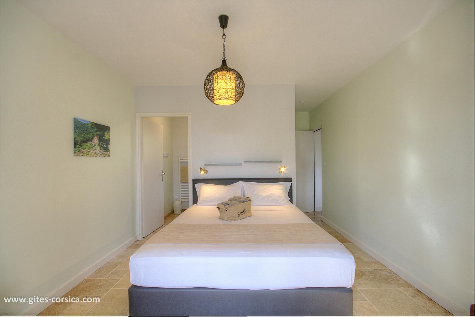 Chambre d'hôtes à Sainte-Lucie de Porto-Vecchio, le Sud Corse : la chambre Conca photo 17
