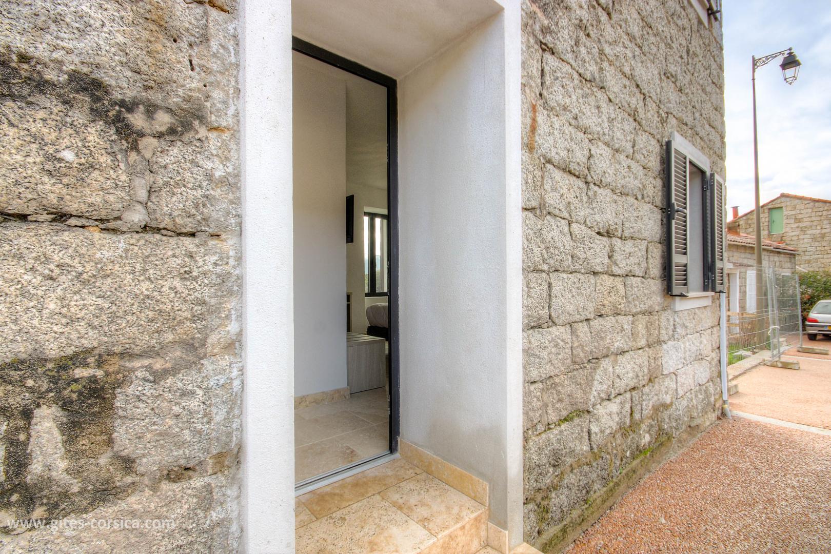 Chambre d'hôtes, San Gavino di Carbini, le sud Corse, labellisée Gîtes de France Corse : l'accès à la chambre 2, au RDC sur rue photo 15