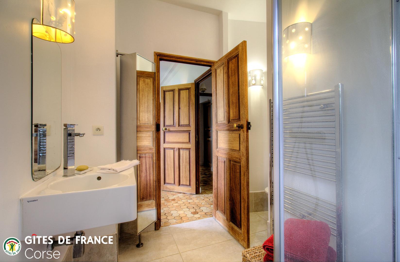 Maison d'hôtes à Brando, Grand Bastia, Haute-Corse, labellisée Gîtes de France Corse : la salle d'eau/wc de la chambre Elba photo 22