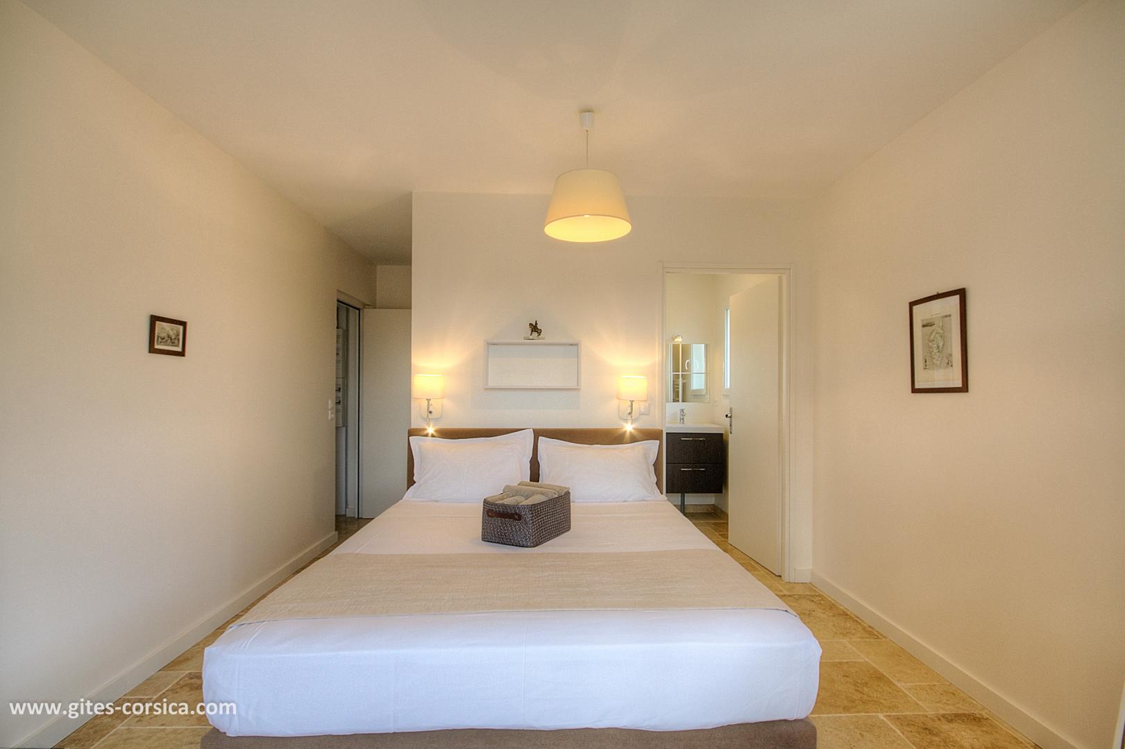 Chambre d'hôtes à Sainte-Lucie de Porto-Vecchio, le Sud Corse : la chambre Bonaparte photo 5