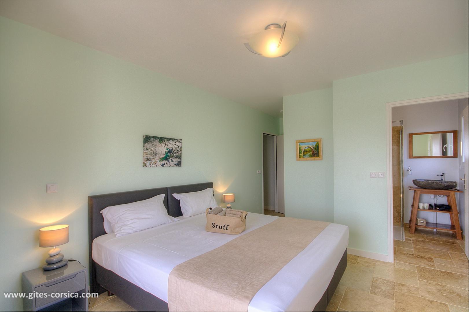 Chambre d'hôtes à Sainte-Lucie de Porto-Vecchio, le Sud Corse : la chambre U Cavu photo 22