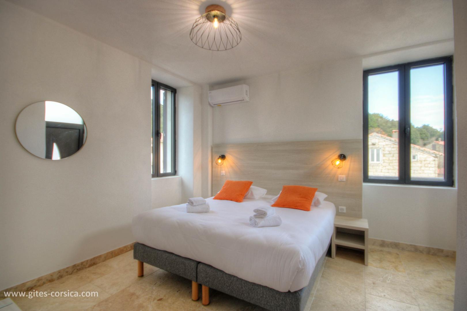 Chambre d'hôtes, San Gavino di Carbini, le sud Corse, labellisée Gîtes de France Corse : la chambre 3, au 1er étage photo 16
