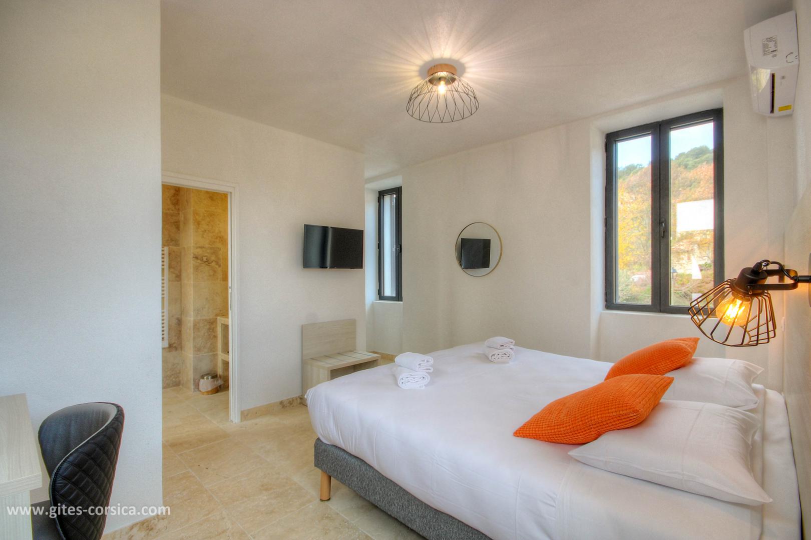 Chambre d'hôtes, San Gavino di Carbini, le sud Corse, labellisée Gîtes de France Corse : la chambre 3, au 1er étage photo 17