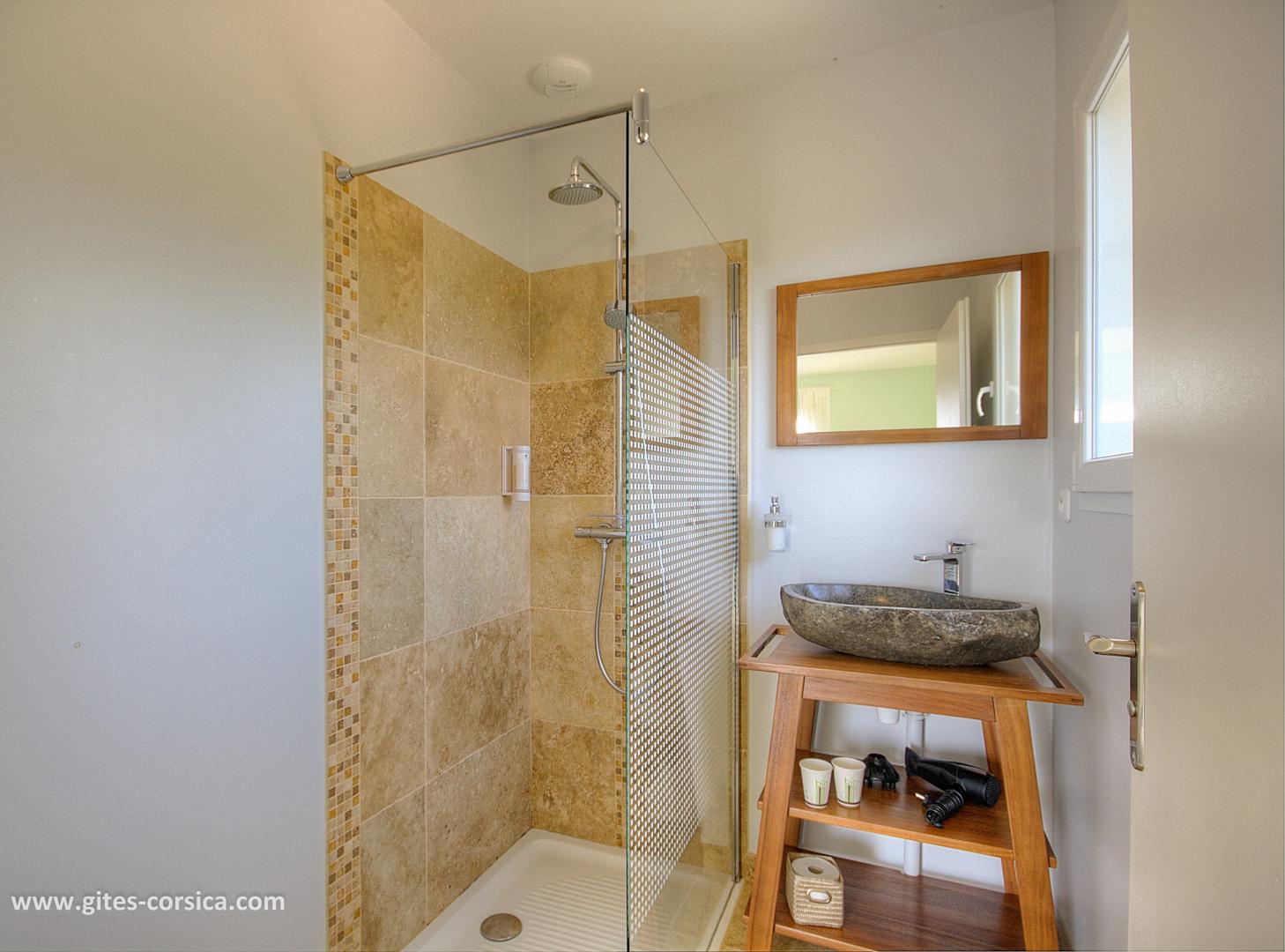 Chambre d'hôtes à Sainte-Lucie de Porto-Vecchio, le Sud Corse : la salle d'eau de la chambre U Cavu photo 24