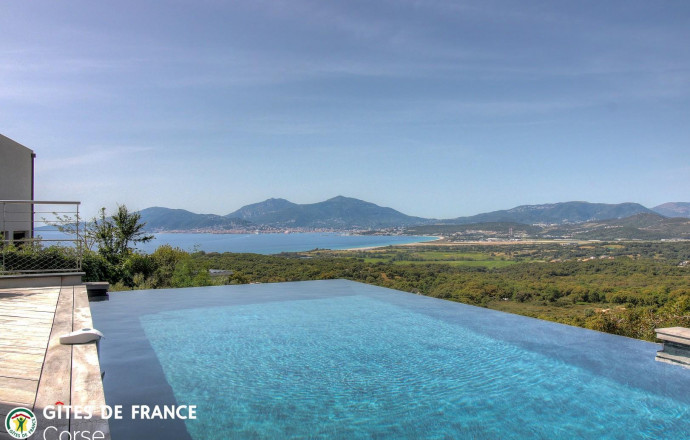 Chambre d'hôtes à Sainte-Lucie de Porto-Vecchio, le Sud Corse :la piscine et la vue N ° bed and Breakfast28751 PORTICCIO - Corse - La lunera - Chambre d'hôtes à Sainte-Lucie de Porto-Vecchio, le Sud Corse :la piscine et la vue