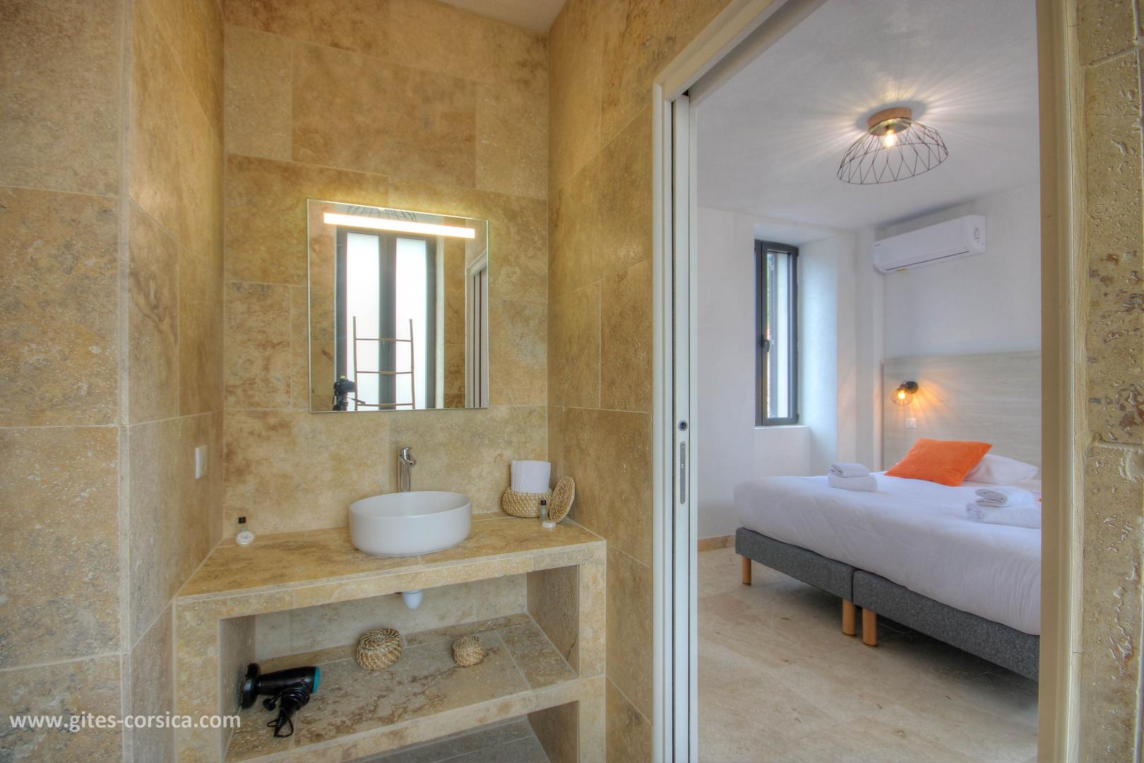 Chambre d'hôtes, San Gavino di Carbini, le sud Corse, labellisée Gîtes de France Corse : la salle d'eau de la chambre 3, au 1er étage photo 19