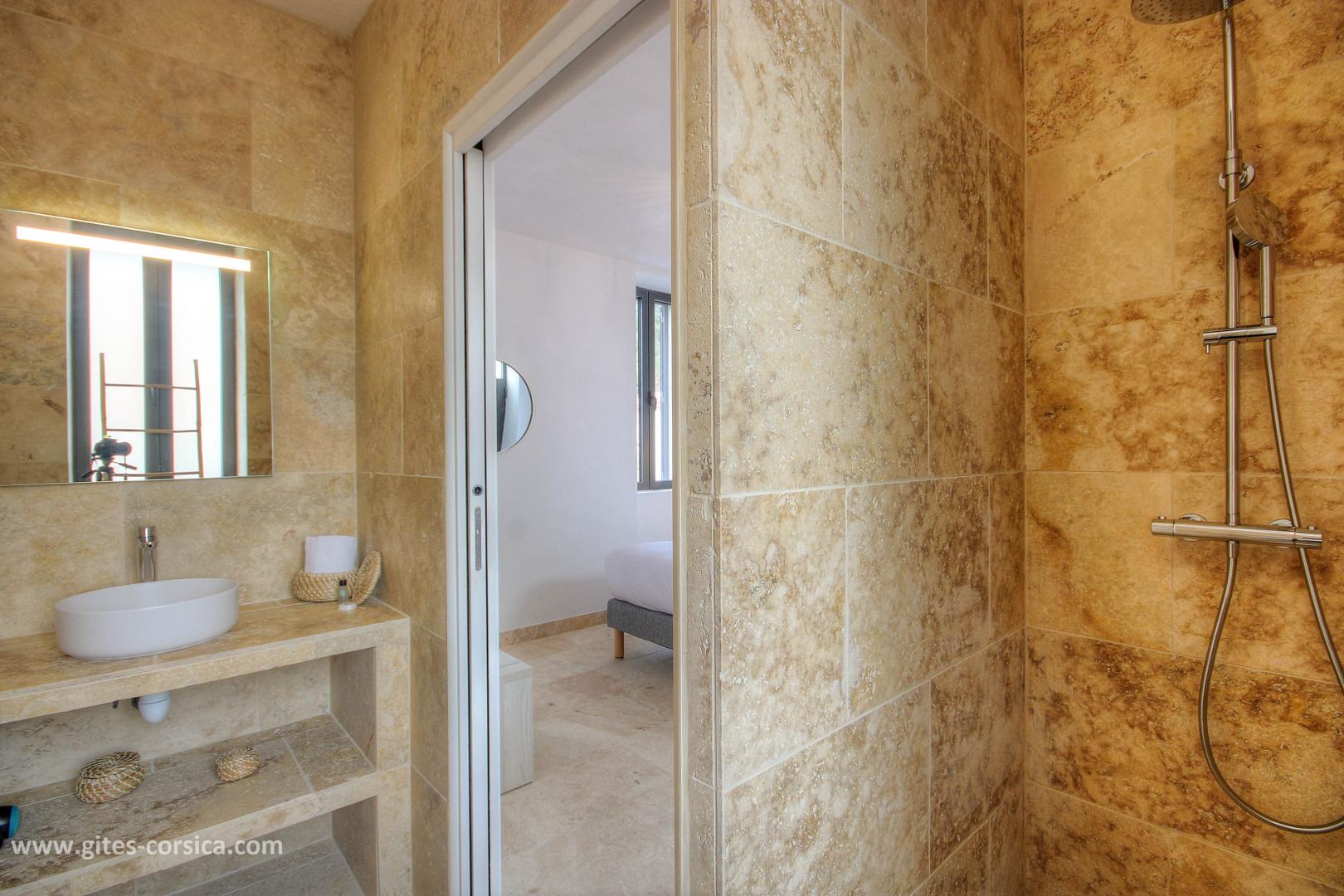 Chambre d'hôtes, San Gavino di Carbini, le sud Corse, labellisée Gîtes de France Corse : la salle d'eau de la chambre 3, au 1er étage photo 20