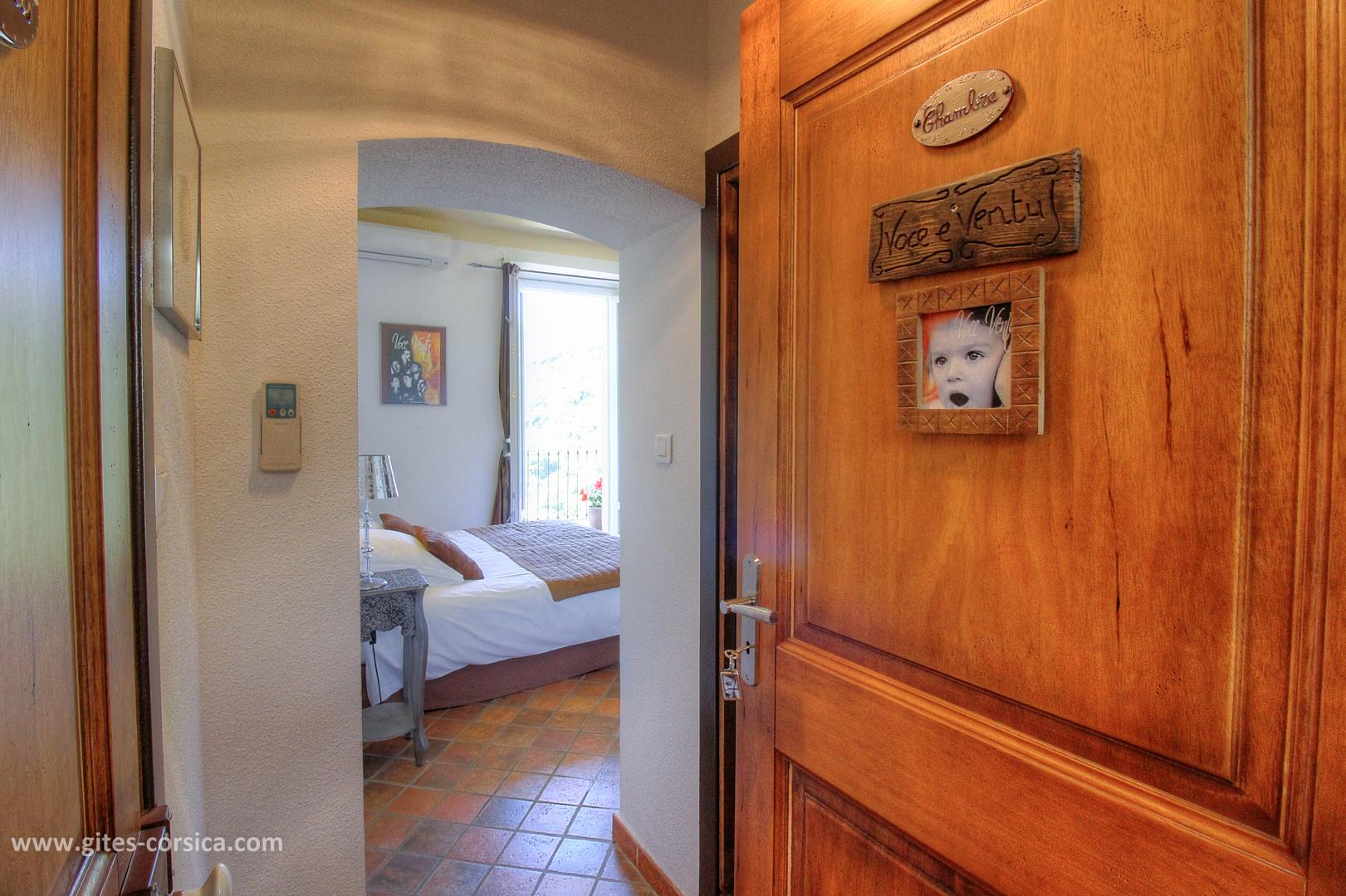 Chambres d'hôtes à Pila Canale, le grand Valinco, en Corse du Sud, labellisé Gîtes de France : la chambre Voce Ventu photo 3