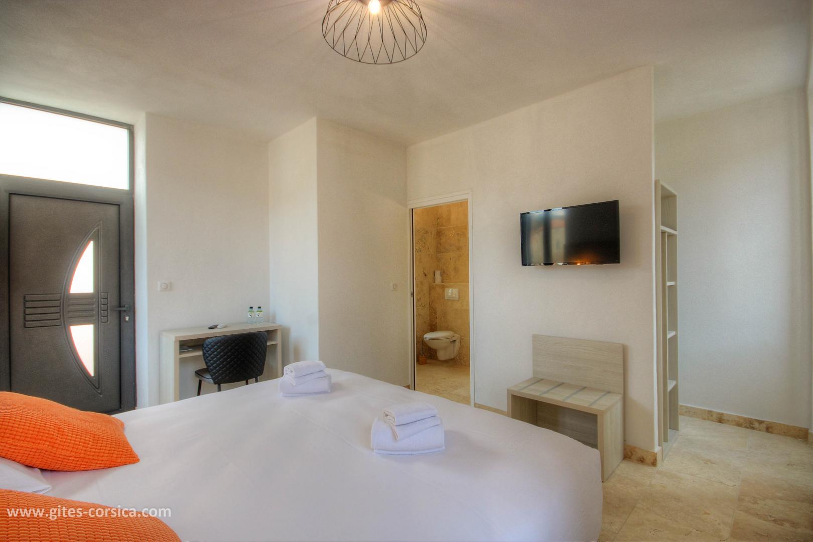 Chambre d'hôtes, San Gavino di Carbini, le sud Corse, labellisée Gîtes de France Corse : la chambre 3, au 1er étage photo 18