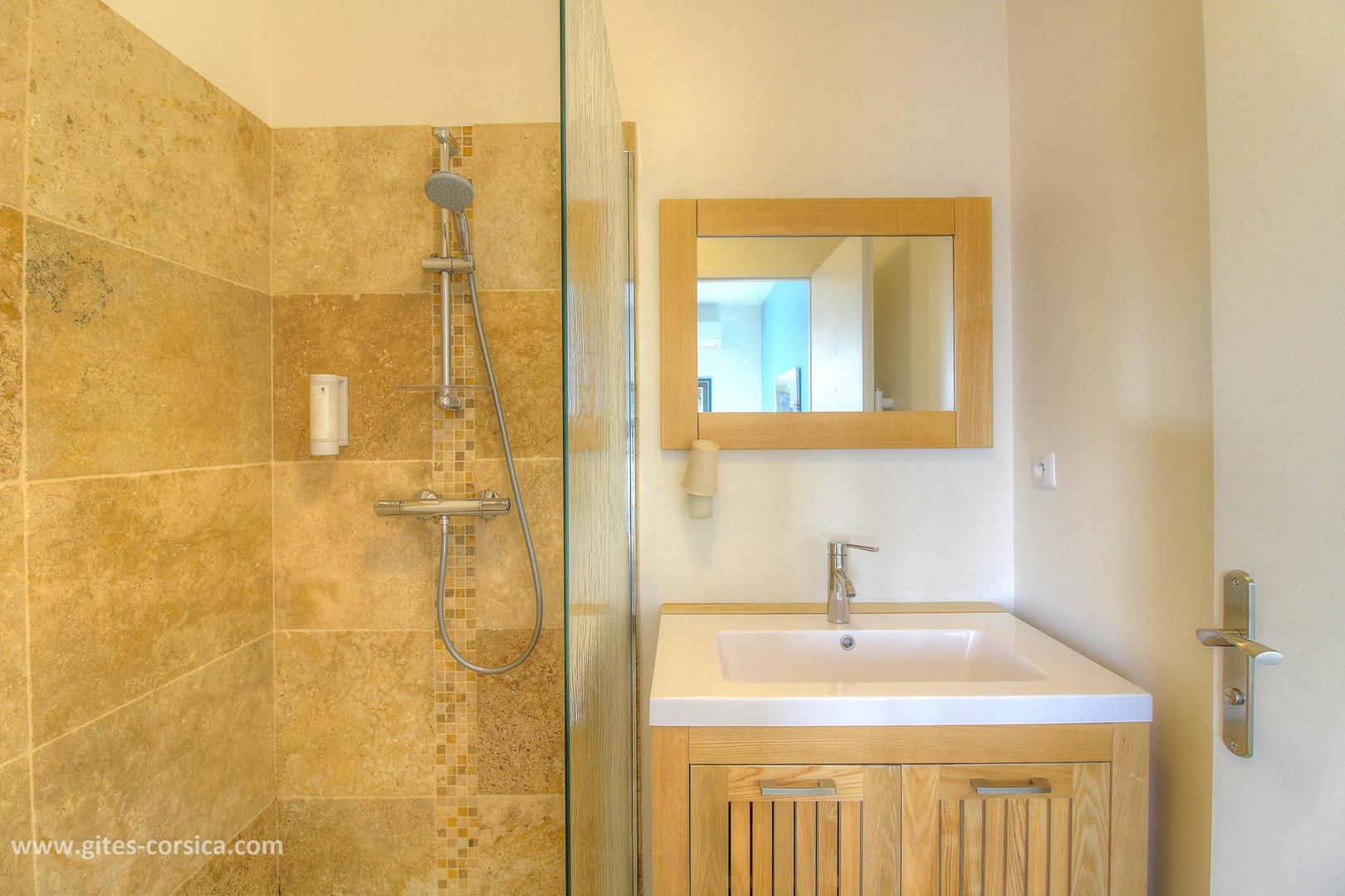 Chambre d'hôtes à Sainte-Lucie de Porto-Vecchio, le Sud Corse : la salle d'eau de la chambre Fautea photo 15