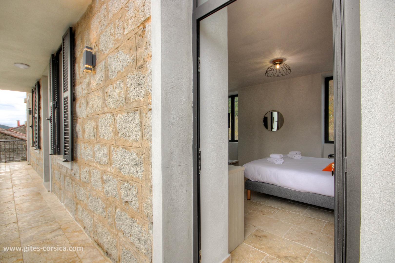 Chambre d'hôtes, San Gavino di Carbini, le sud Corse, labellisée Gîtes de France Corse : l'accès à la chambre 3, au 1er étage photo 21