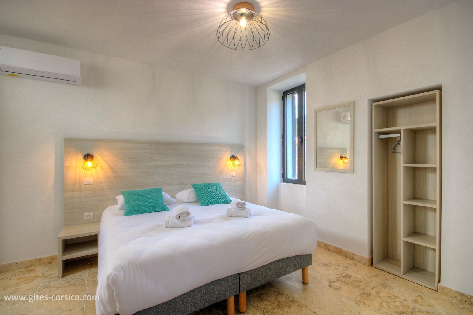 Chambre d'hôtes, San Gavino di Carbini, le sud Corse, labellisée Gîtes de France Corse : la chambre 4, au 1er étage photo 23