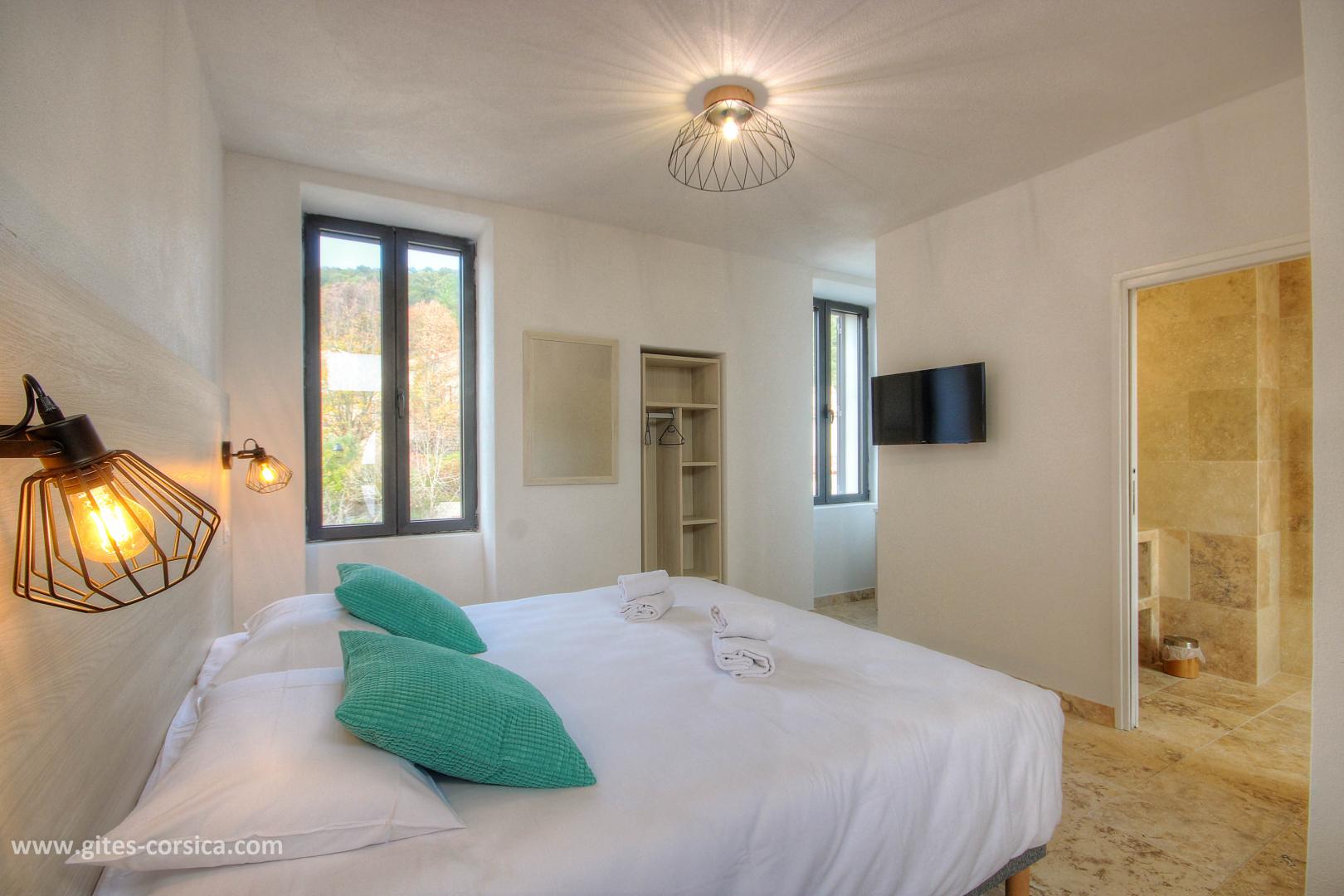 Chambre d'hôtes, San Gavino di Carbini, le sud Corse, labellisée Gîtes de France Corse : la chambre 4, au 1er étage photo 24