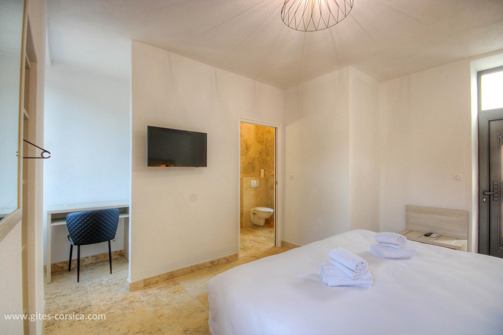 Chambre d'hôtes, San Gavino di Carbini, le sud Corse, labellisée Gîtes de France Corse : la chambre 4, au 1er étage photo 25