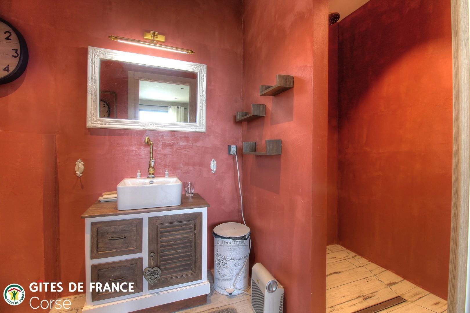 Chambre d'hôtes à Sainte-Lucie de Porto-Vecchio, le Sud Corse :la salle d'eau de la chambre 2 photo 22