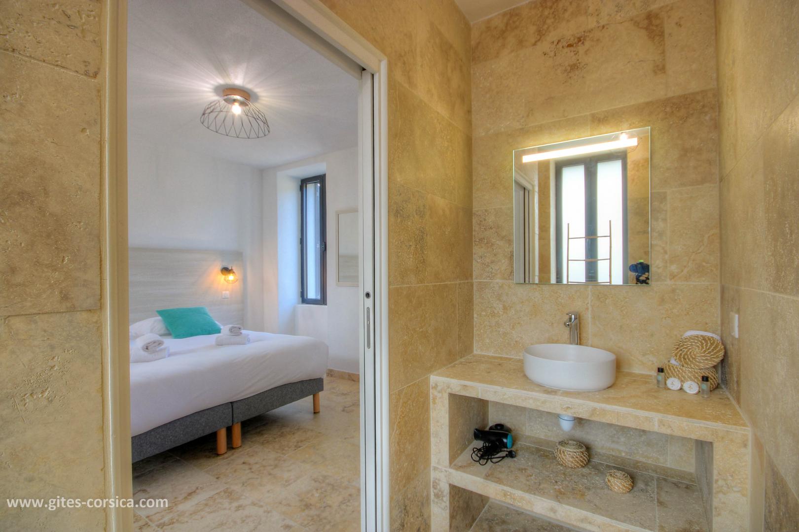 Chambre d'hôtes, San Gavino di Carbini, le sud Corse, labellisée Gîtes de France Corse : la salle d'eau de la chambre 4, au 1er étage photo 26
