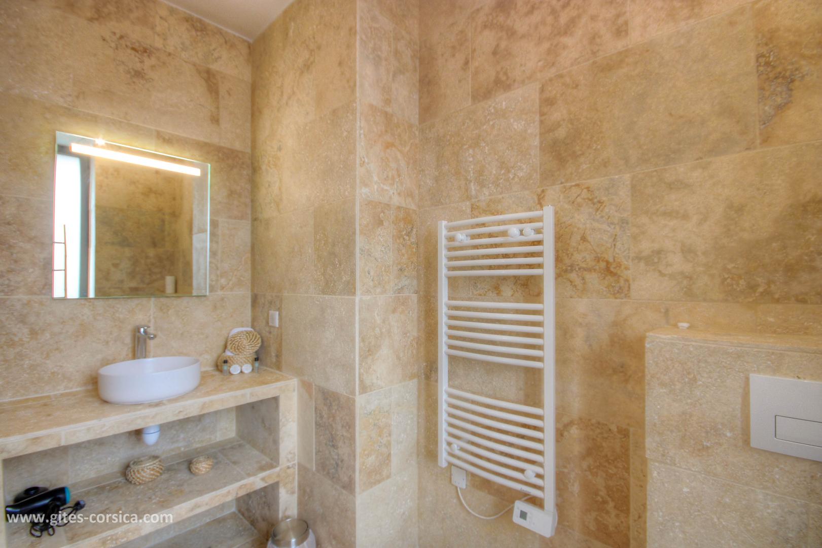 Chambre d'hôtes, San Gavino di Carbini, le sud Corse, labellisée Gîtes de France Corse : la salle d'eau de la chambre 4, au 1er étage photo 27