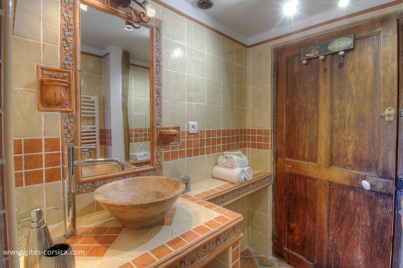 Chambres d'hôtes à Pila Canale, le grand Valinco, en Corse du Sud, labellisé Gîtes de France : la salle d'eau de la chambre Voce Ventu photo 12