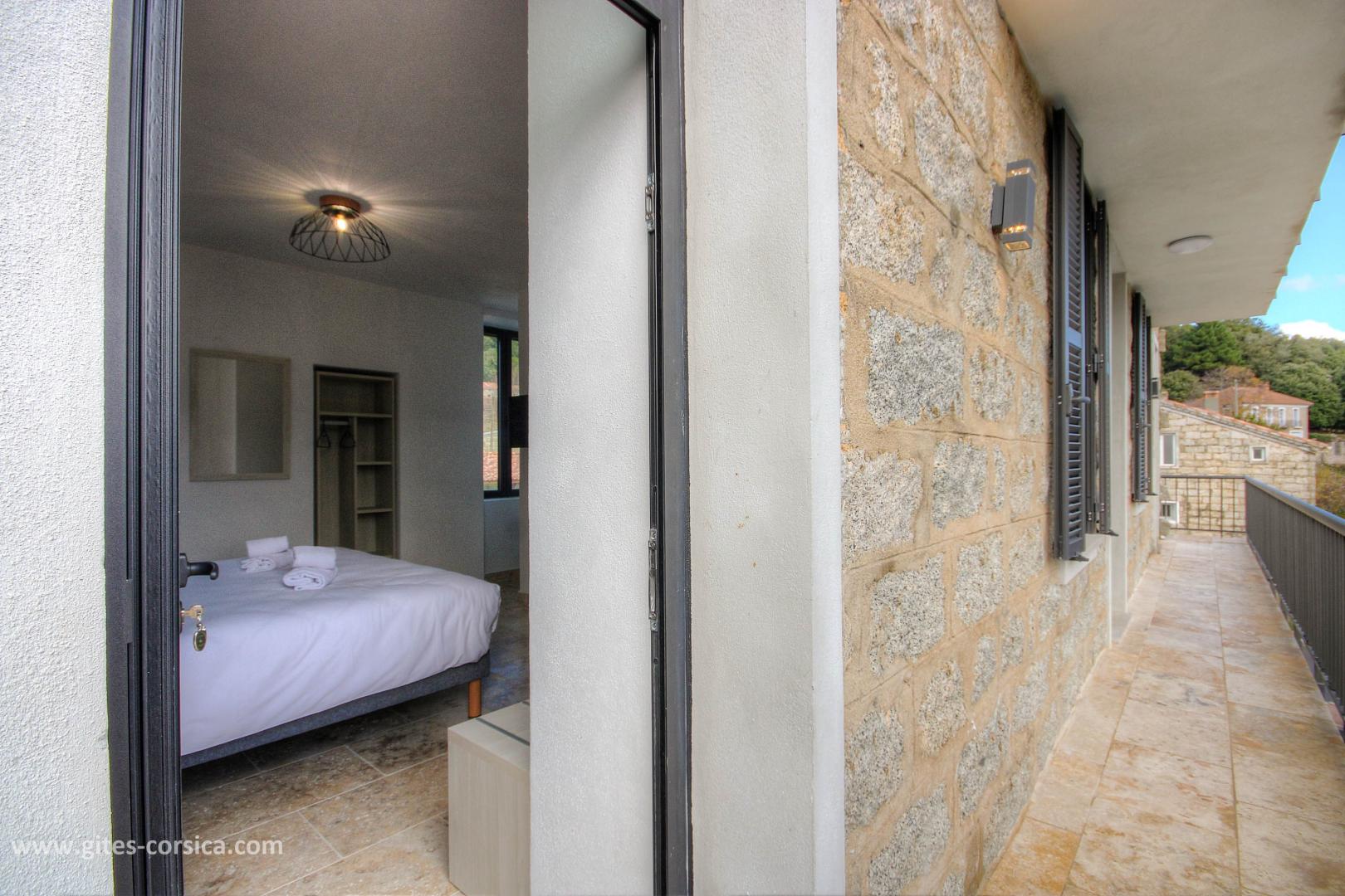 Chambre d'hôtes, San Gavino di Carbini, le sud Corse, labellisée Gîtes de France Corse : l'accès à la chambre 4, au 1er étage photo 28