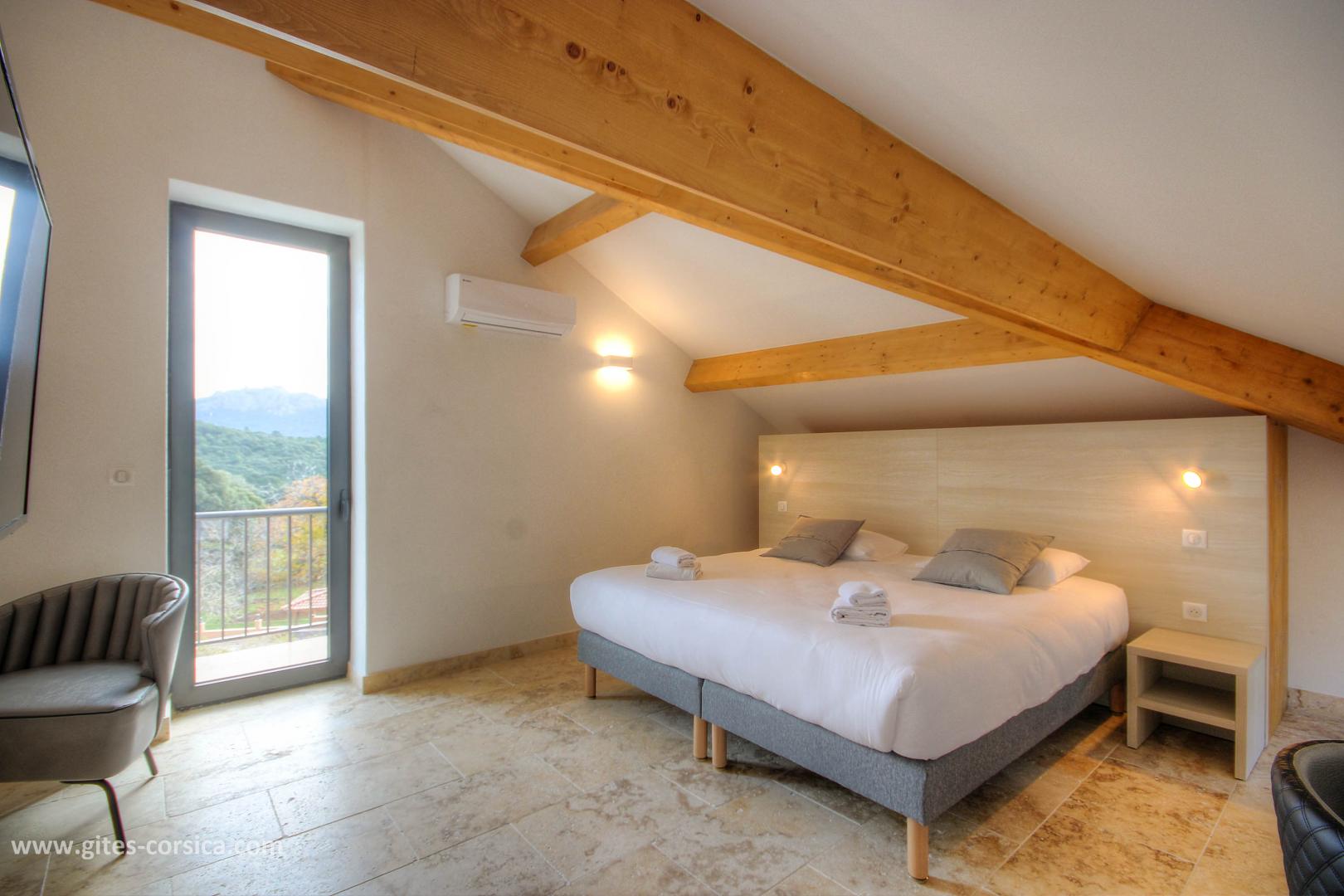 Chambre d'hôtes, San Gavino di Carbini, le sud Corse, labellisée Gîtes de France Corse : la chambre 5, au 2ème étage photo 29
