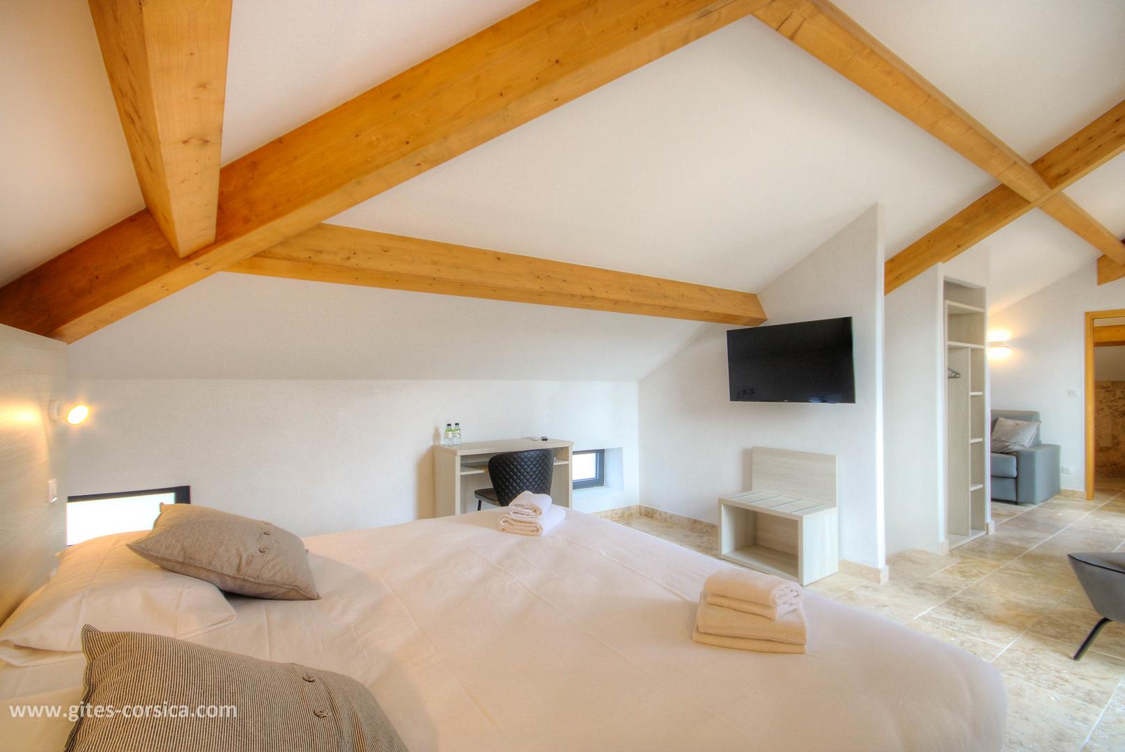 Chambre d'hôtes, San Gavino di Carbini, le sud Corse, labellisée Gîtes de France Corse : la chambre 5, au 2ème étage photo 30