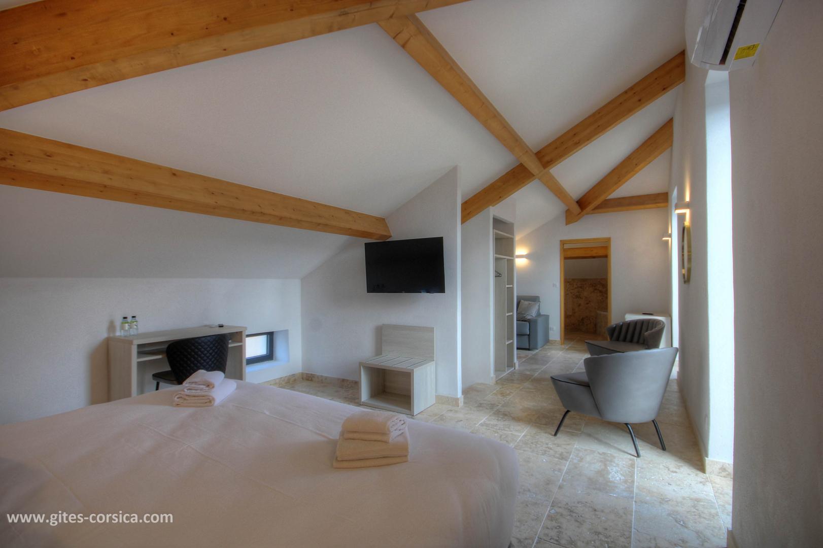 Chambre d'hôtes, San Gavino di Carbini, le sud Corse, labellisée Gîtes de France Corse : la chambre 5, au 2ème étage photo 31