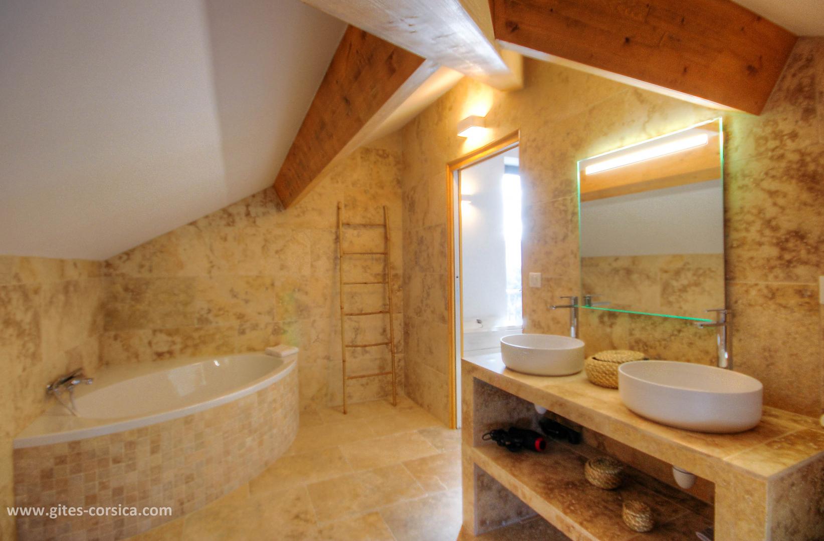 Chambre d'hôtes, San Gavino di Carbini, le sud Corse, labellisée Gîtes de France Corse : la salle de bains de la chambre 5, au 2ème étage photo 34