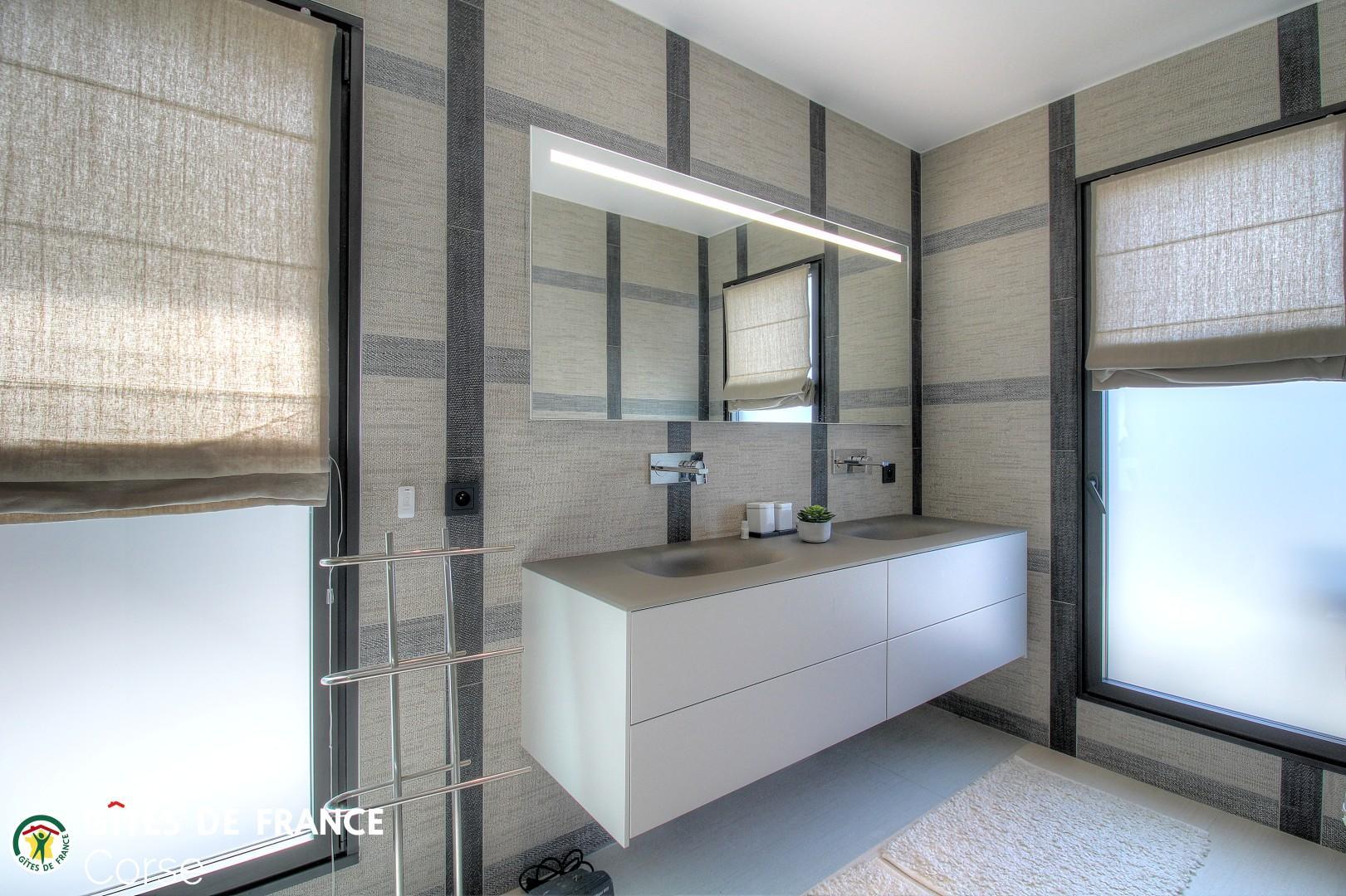 Chambre d'hôtes à Sainte-Lucie de Porto-Vecchio, le Sud Corse :la salle d'eau de la chambre 3 photo 29