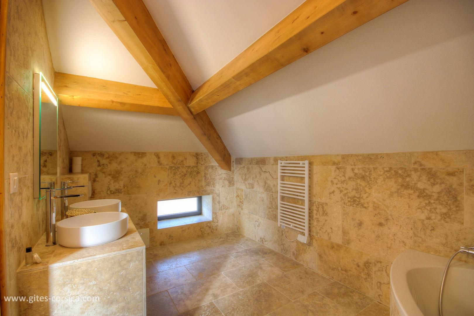 Chambre d'hôtes, San Gavino di Carbini, le sud Corse, labellisée Gîtes de France Corse : la salle de bains de la chambre 5, au 2ème étage photo 35