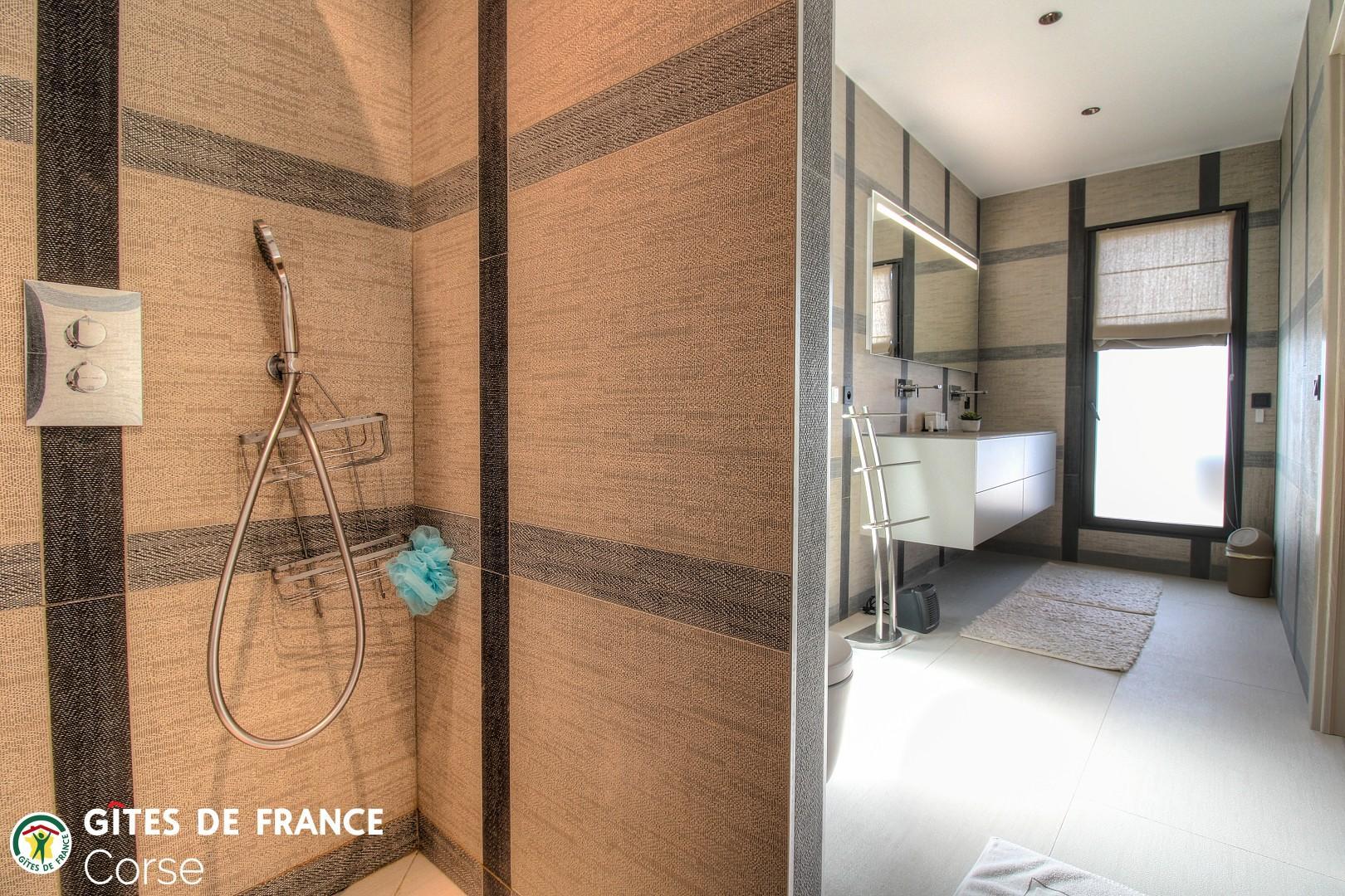 Chambre d'hôtes à Sainte-Lucie de Porto-Vecchio, le Sud Corse :la salle d'eau de la chambre 3 photo 31