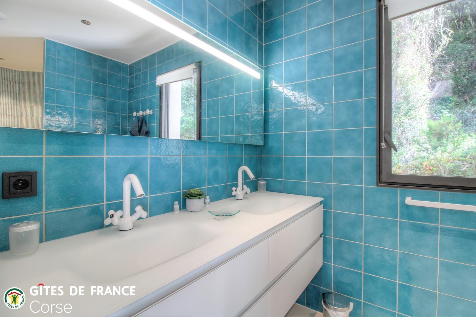 Chambre d'hôtes à Sainte-Lucie de Porto-Vecchio, le Sud Corse :la salle d'eau de la chambre 4 photo 40