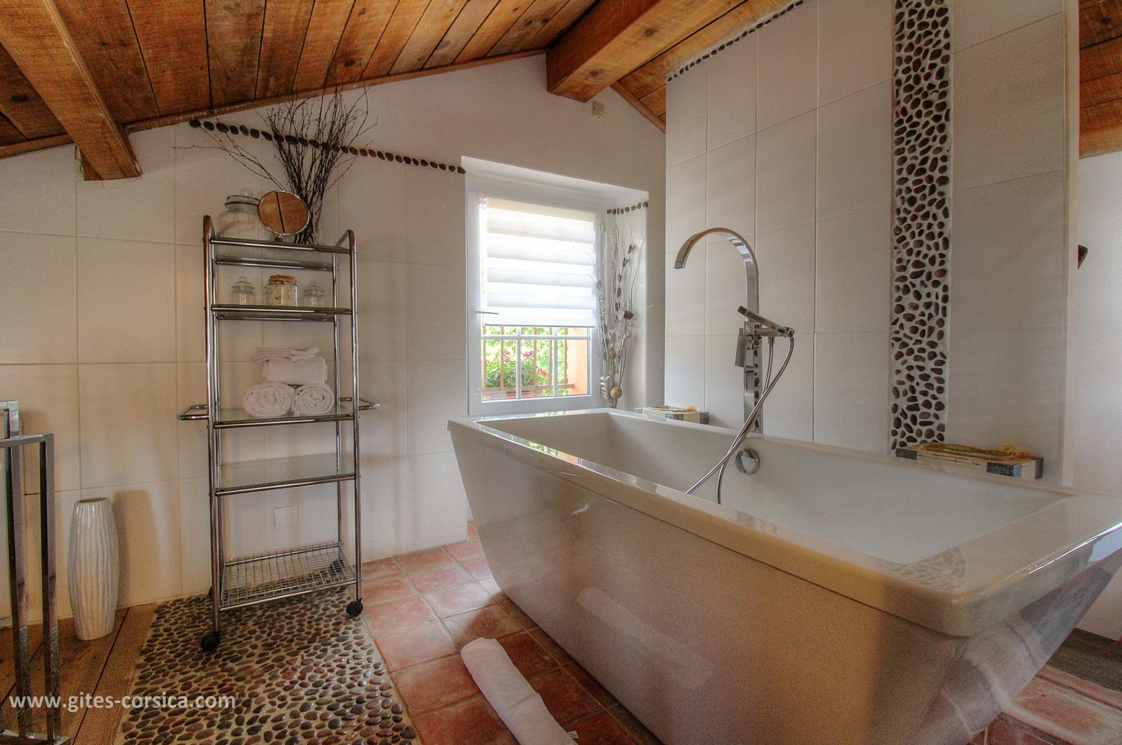 Chambres d'hôtes à Pila Canale, le grand Valinco, en Corse du Sud, labellisé Gîtes de France : la chambre L'alta silenziu photo 42