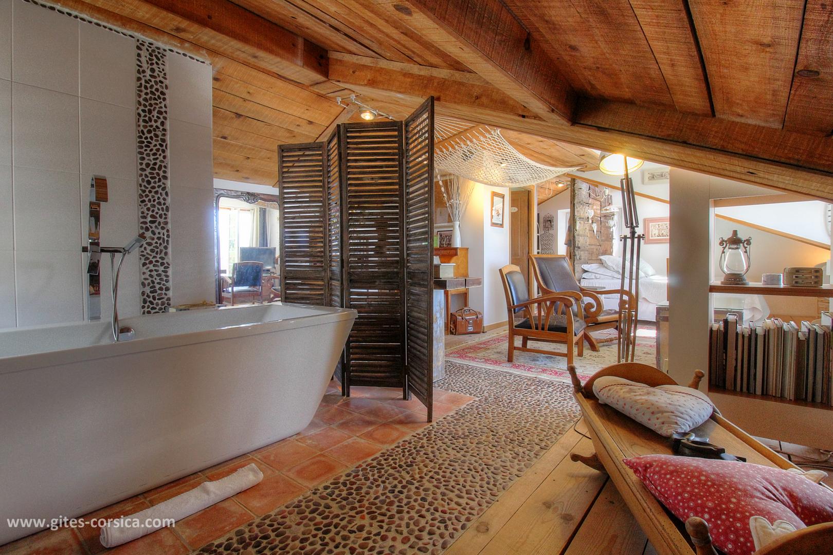 Chambres d'hôtes à Pila Canale, le grand Valinco, en Corse du Sud, labellisé Gîtes de France : la chambre L'alta silenziu photo 41