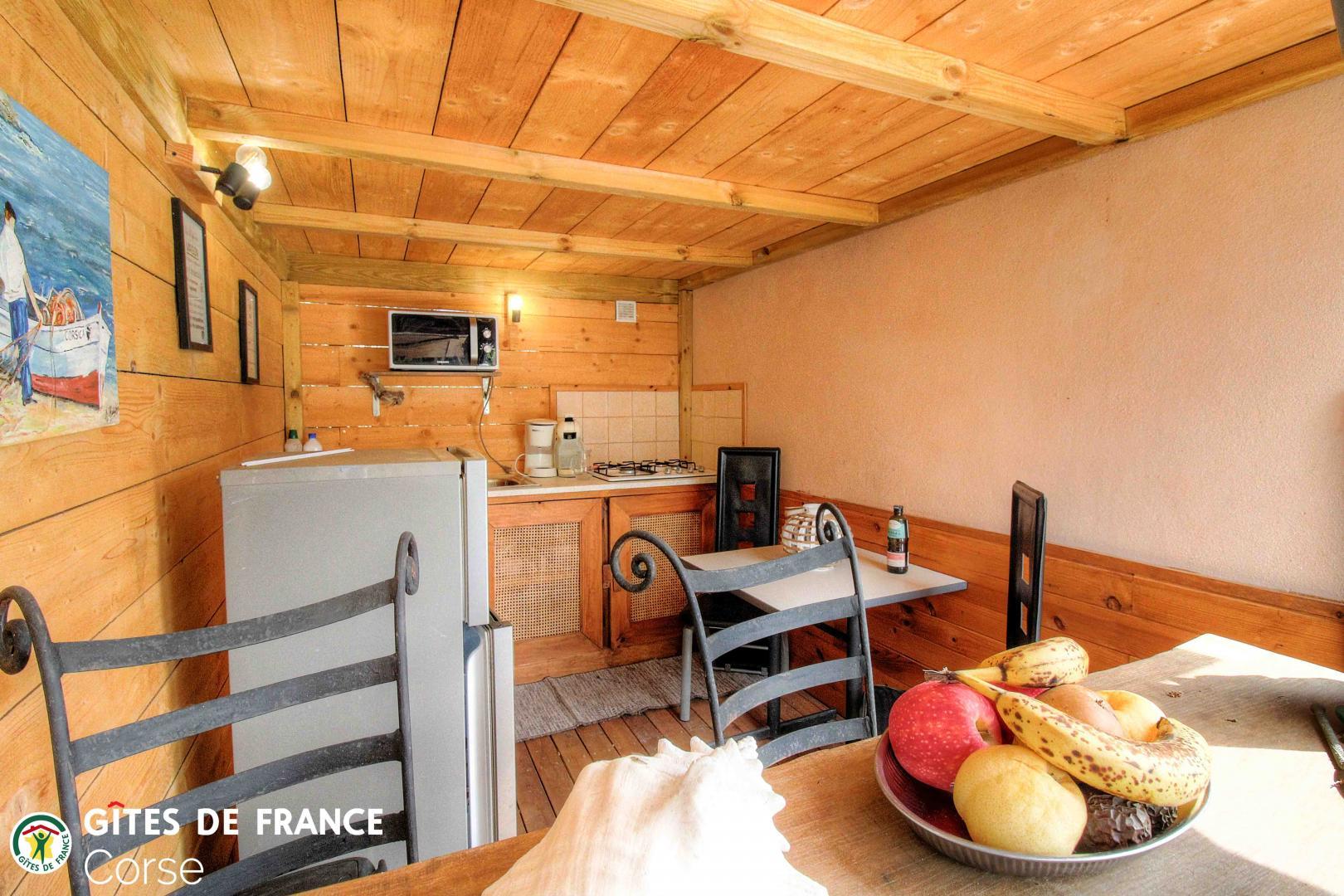 Chambre d'Hôtes à Pianotoli Caldarello - le sud Corse - labellisé Gîtes de France : La cuisine d'été photo 11