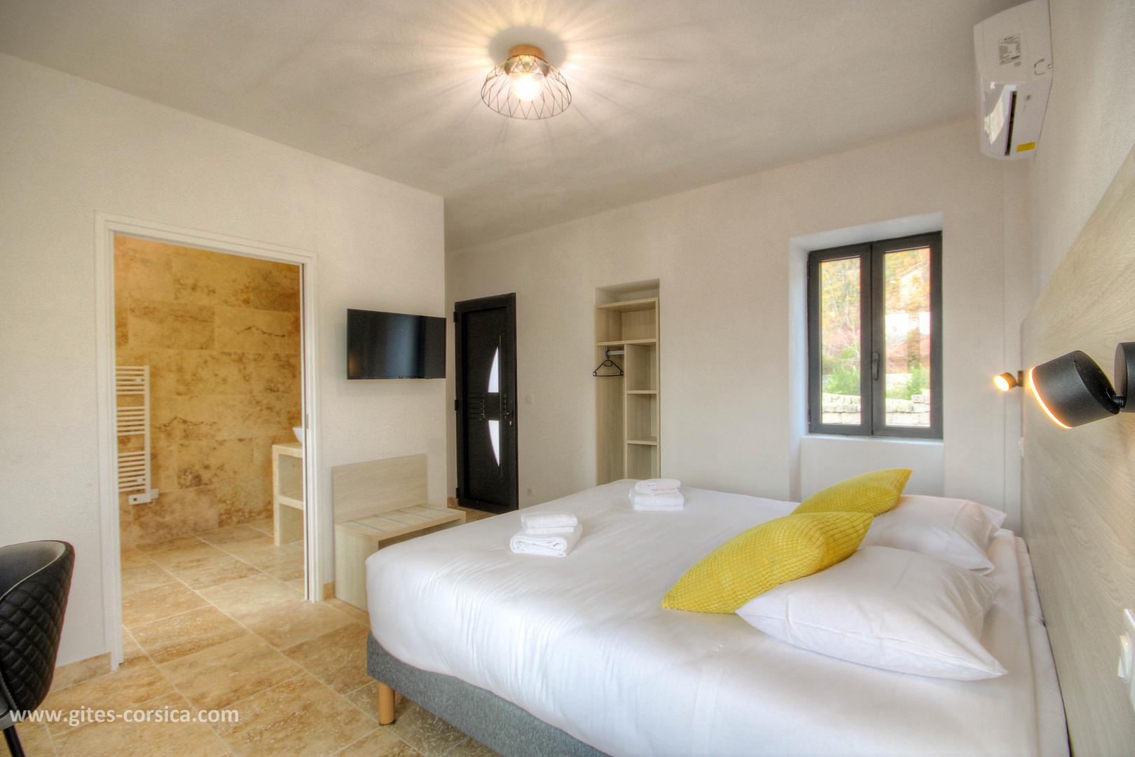 Chambre d'hôtes, San Gavino di Carbini, le sud Corse, labellisée Gîtes de France Corse : la chambre 1, au RDC sur rue photo 6
