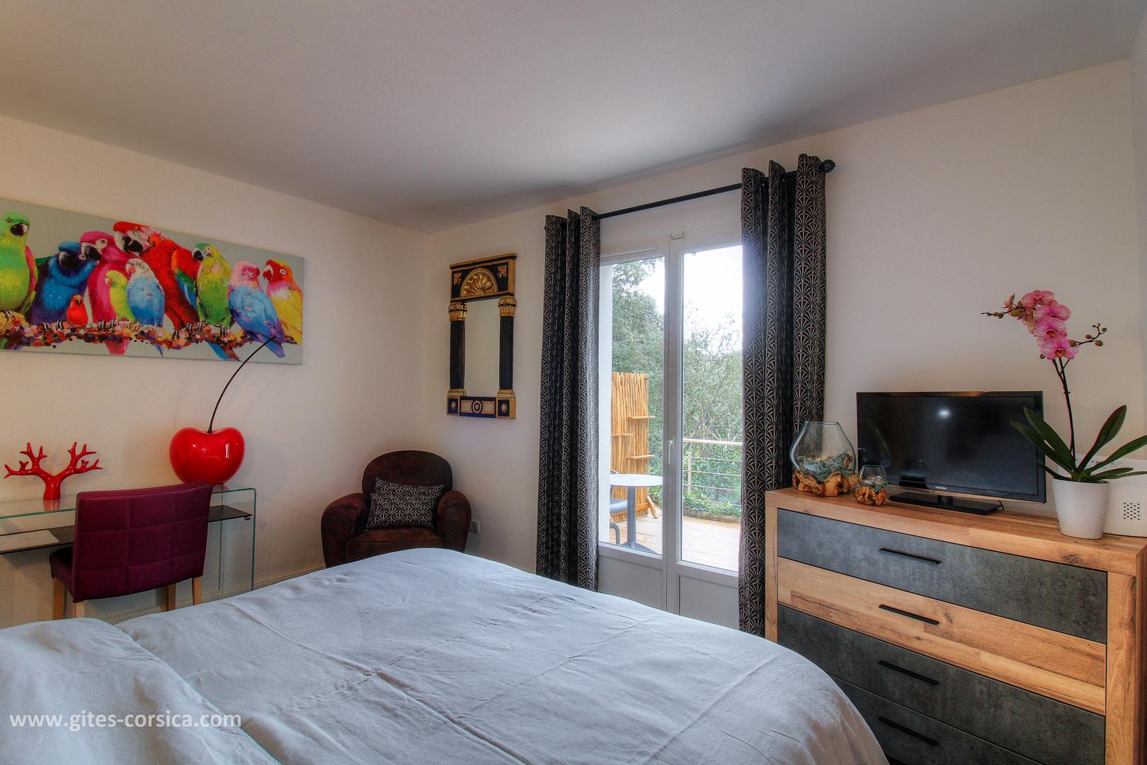 Chambre d'hôtes à Calcatoggio, la côte ouest, en Corse du Sud, labellisé Gîtes de France : la chambre photo 8