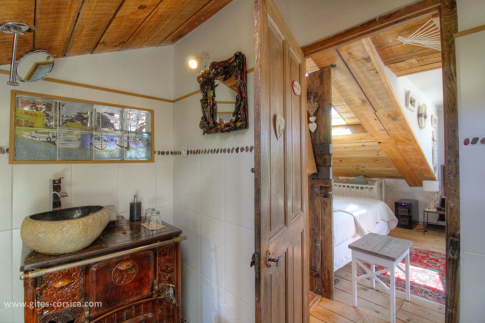 Chambres d'hôtes à Pila Canale, le grand Valinco, en Corse du Sud, labellisé Gîtes de France : le WC de la chambre L'alta silenziu photo 43