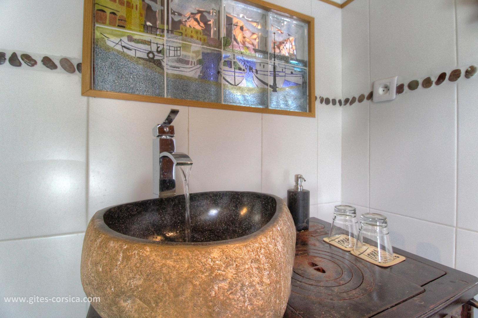 Chambres d'hôtes à Pila Canale, le grand Valinco, en Corse du Sud, labellisé Gîtes de France : le wc de la chambre L'alta silenziu photo 44