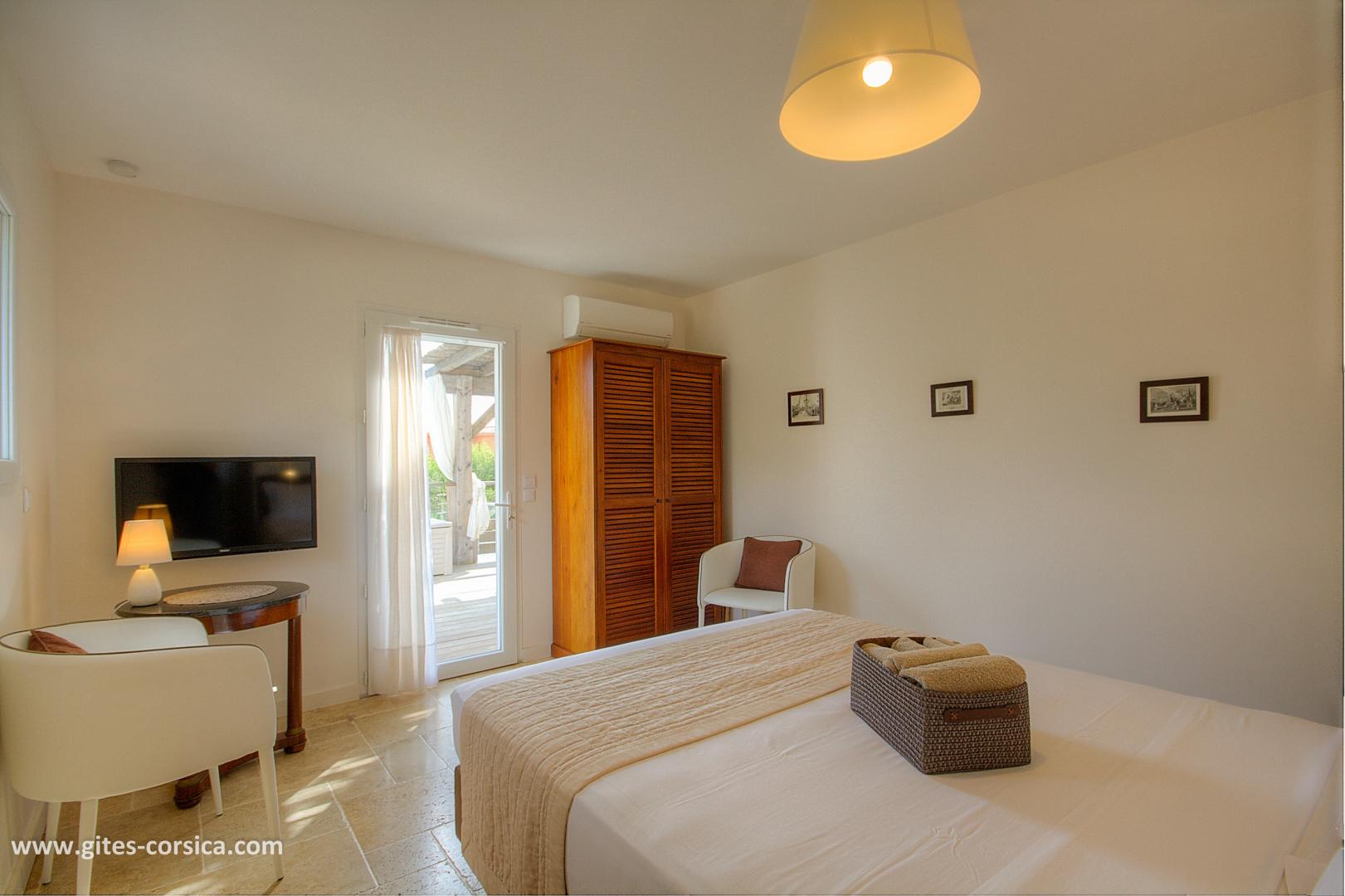 Chambre d'hôtes à Sainte-Lucie de Porto-Vecchio, le Sud Corse : la chambre Bonaparte photo 6