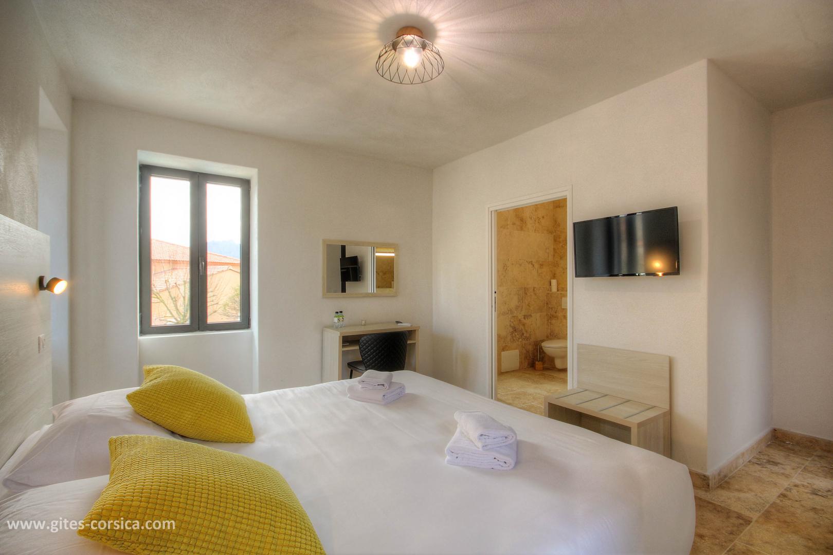 Chambre d'hôtes, San Gavino di Carbini, le sud Corse, labellisée Gîtes de France Corse : la chambre 1, au RDC sur rue photo 7