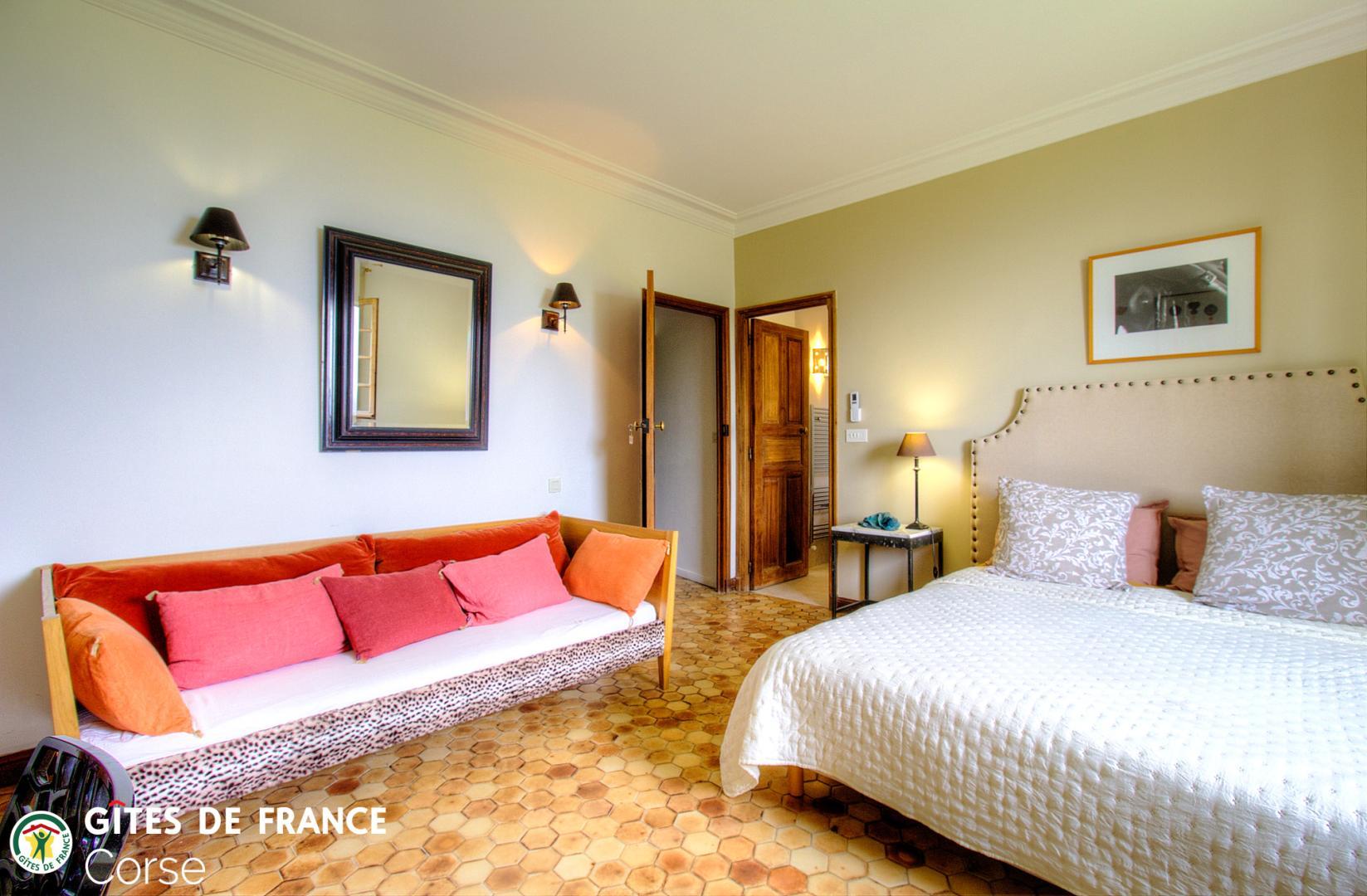 Maison d'hôtes à Brando, Grand Bastia, Haute-Corse, labellisée Gîtes de France Corse : la chambre Elba photo 14